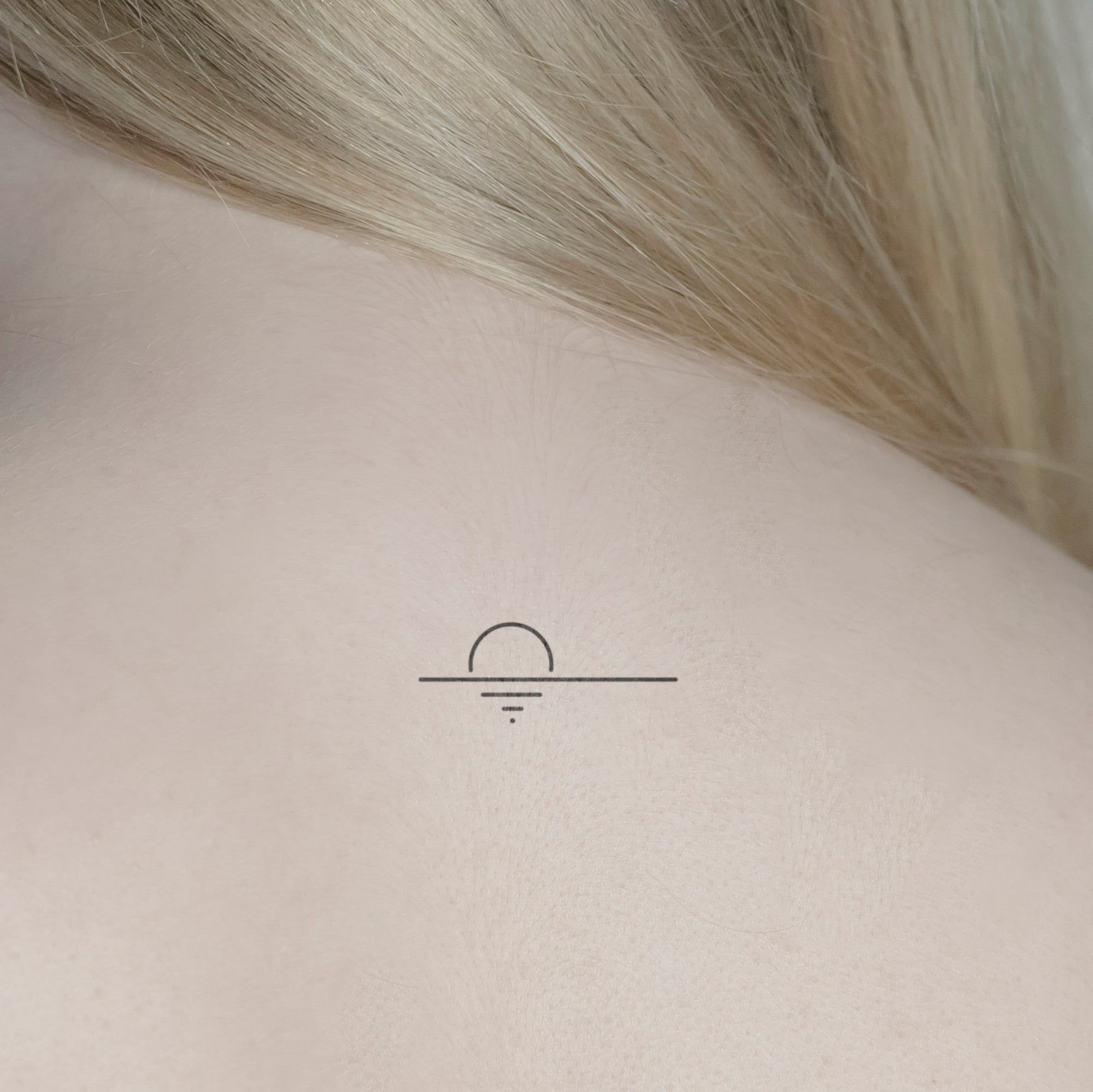 Sonnenuntergang Horizont Tattoo von minink, der Marke für temporäre Tattoos.