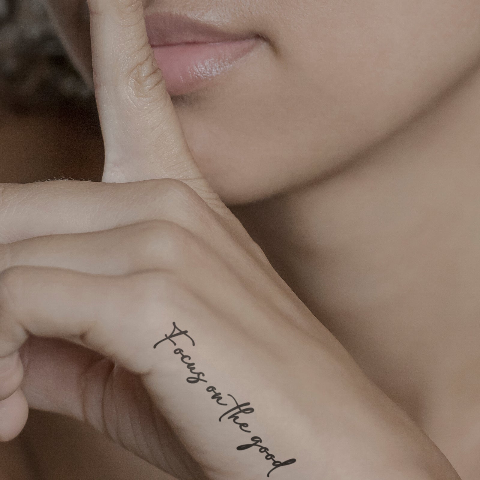 Focus on the good Tattoo von minink, der Marke für temporäre Tattoos.