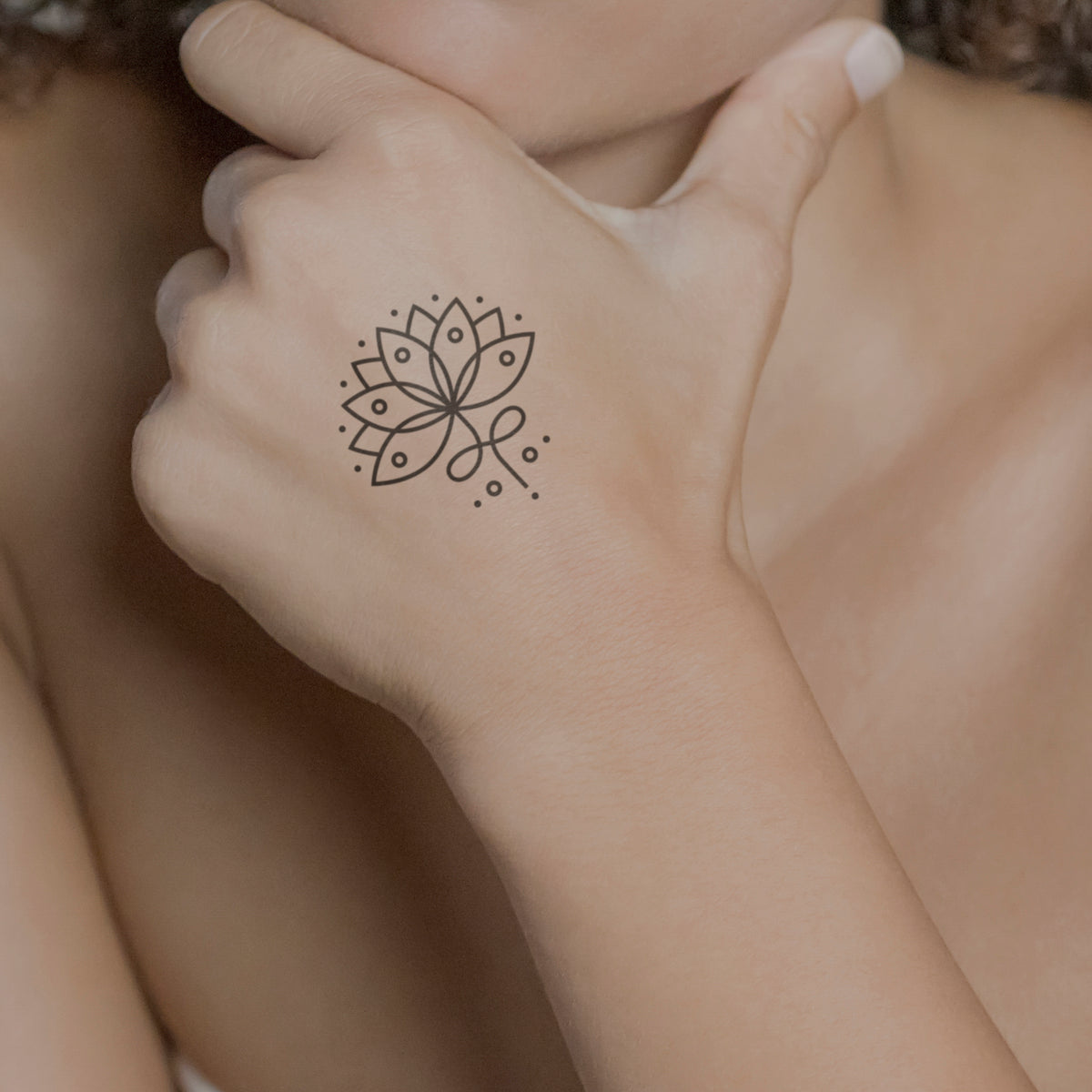 Grosser Lotus Tattoo von minink, der Marke für temporäre Tattoos.