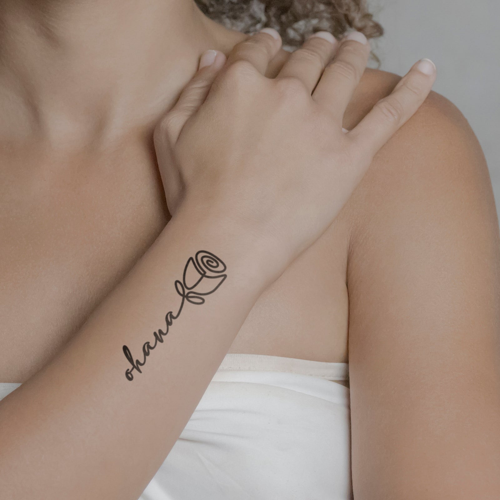 Ohana Rose Tattoo von minink, der Marke für temporäre Tattoos.