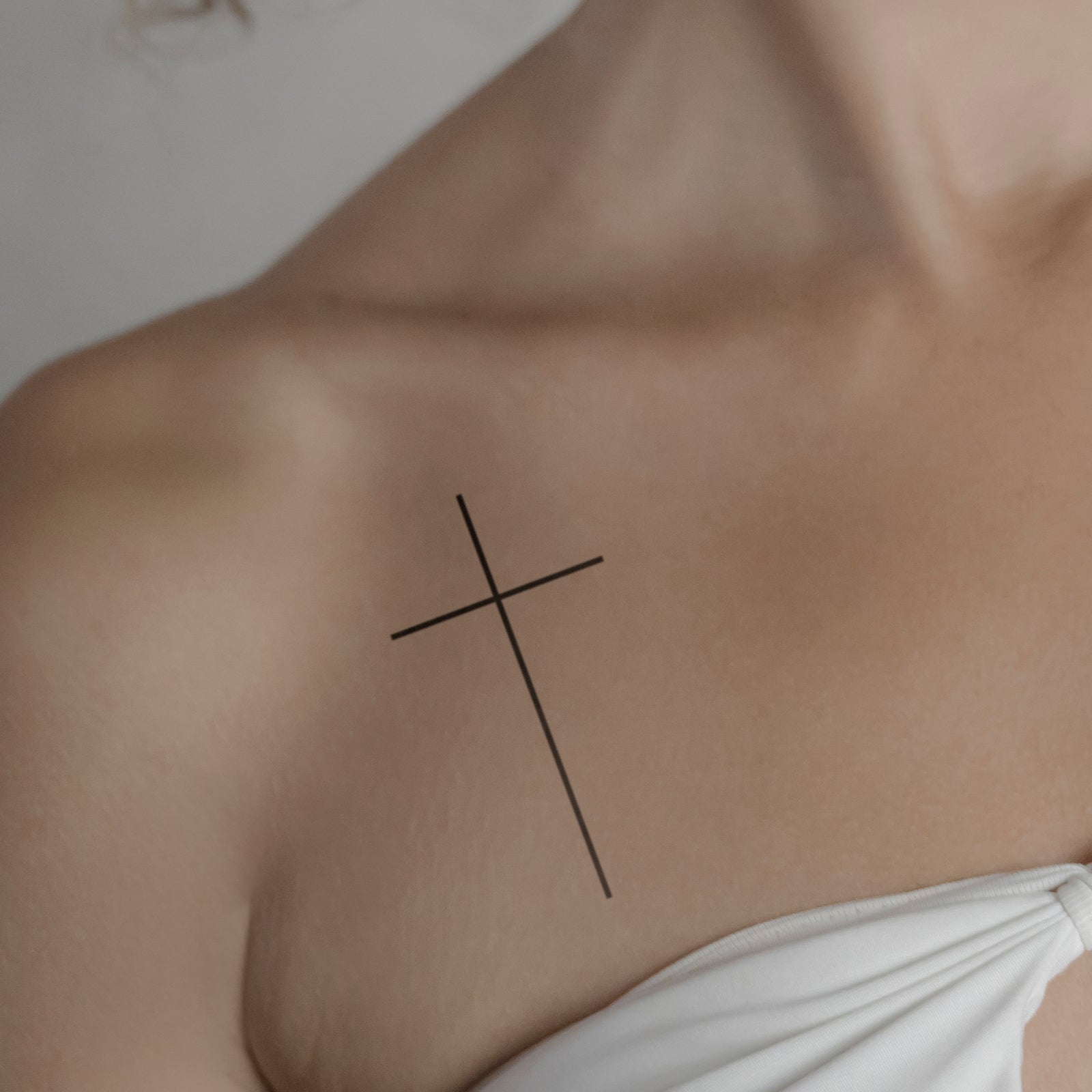 Feines Kreuz Tattoo von minink, der Marke für temporäre Tattoos.