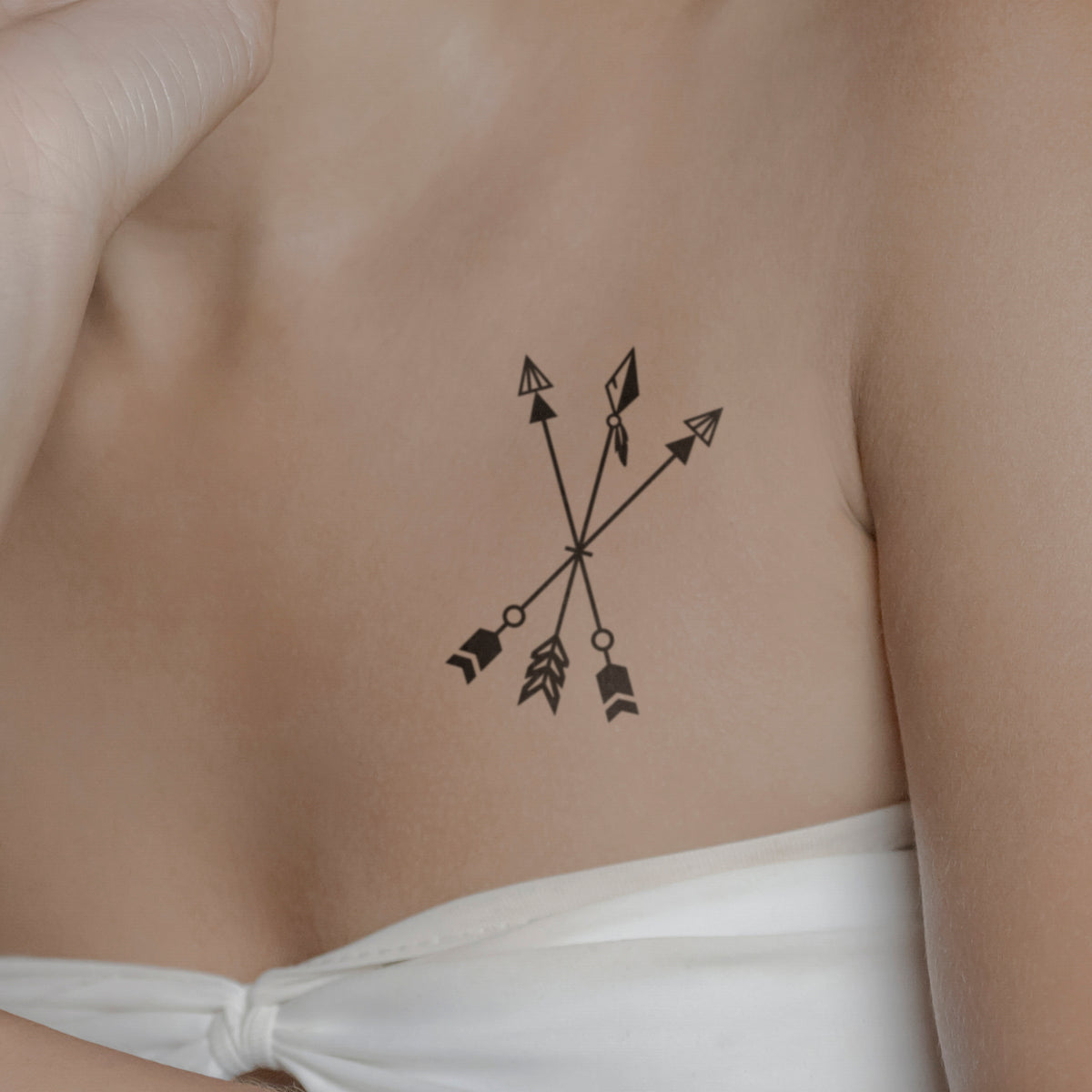Drei Pfeile Tattoo von minink, der Marke für temporäre Tattoos.