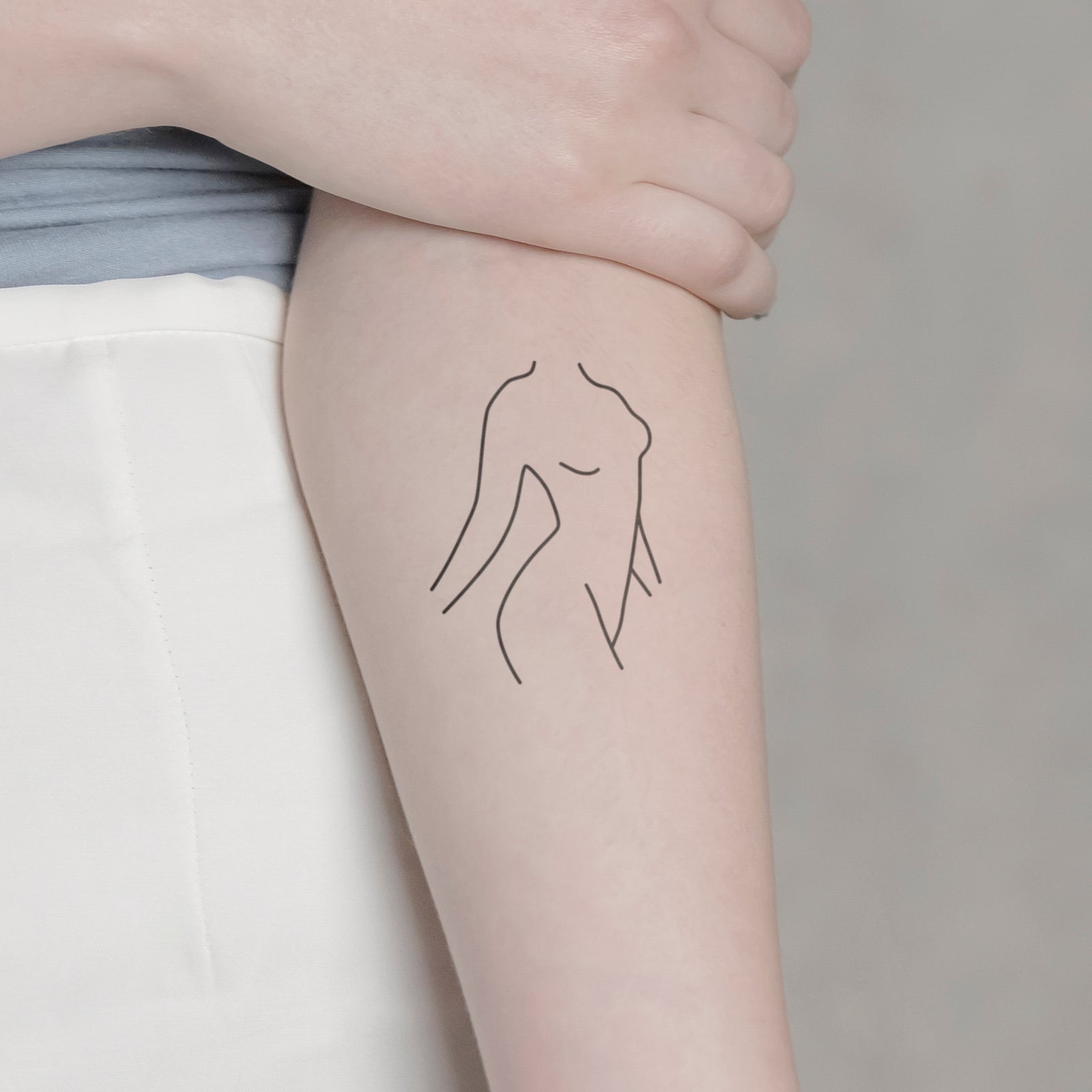 Silhouette einer Frau Tattoo von minink, der Marke für temporäre Tattoos.