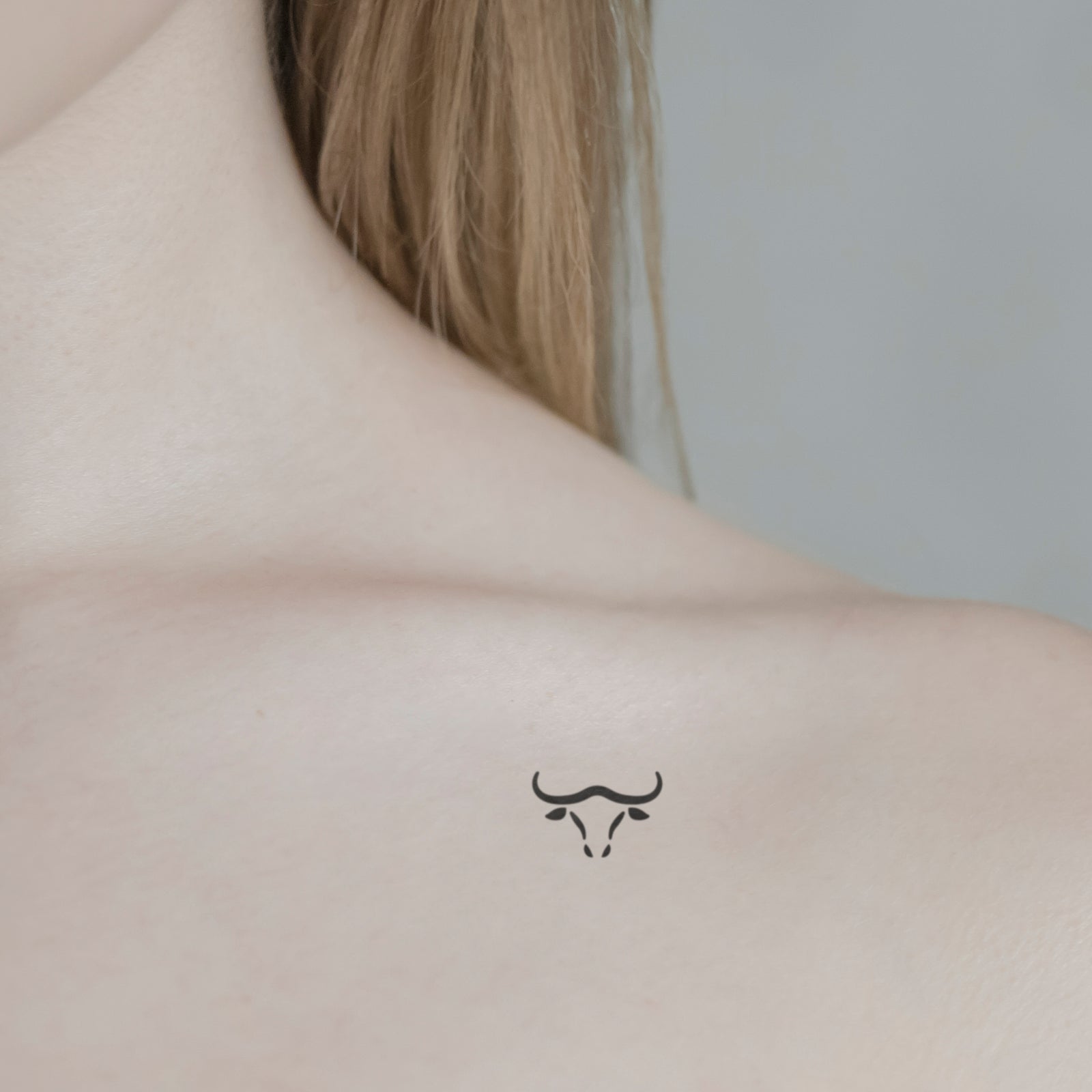 Half Taurus symbol Half Gemini symbol, split down the middle by an arrow.  Astrology tattoo idea | TattoosAI