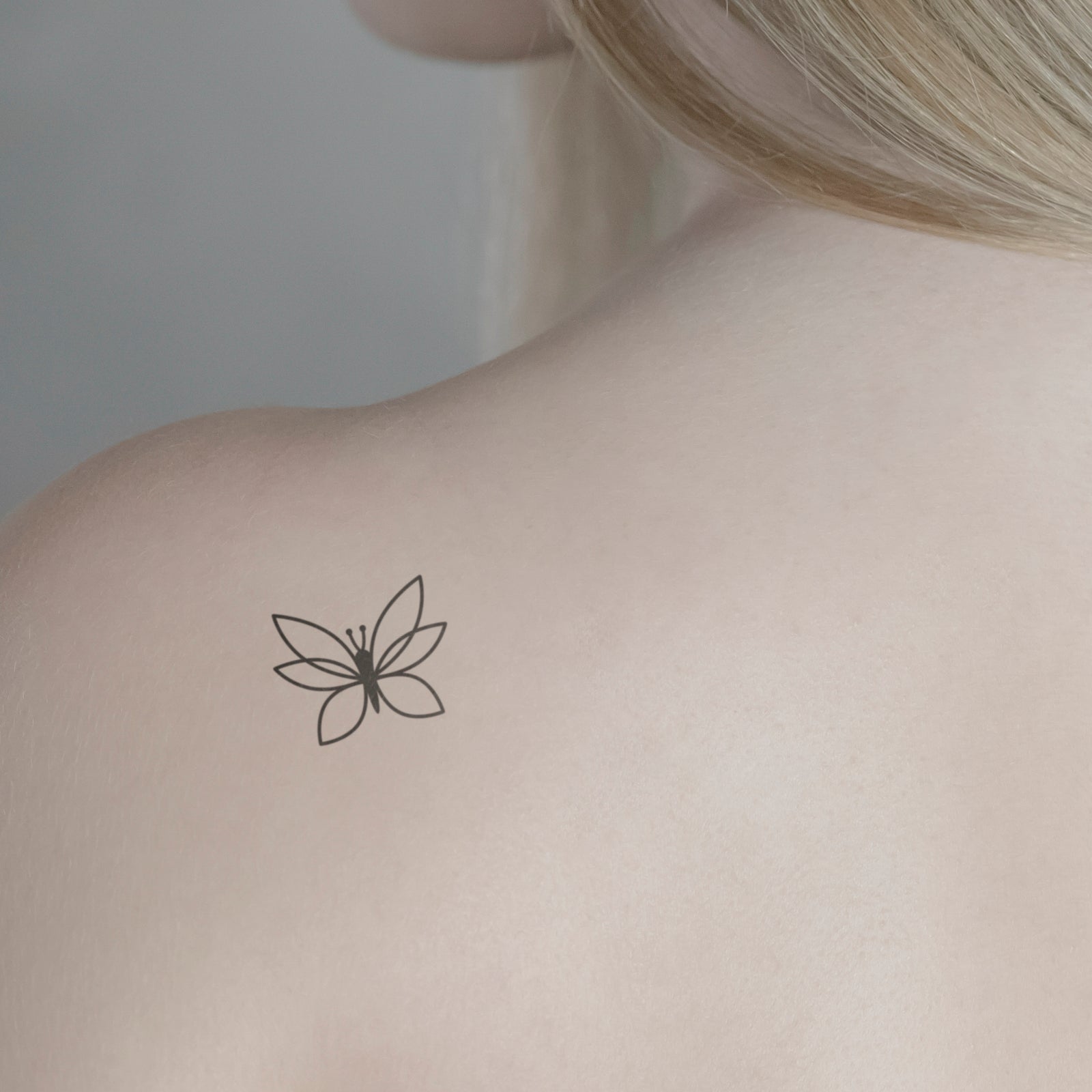 Symmetrischer Schmetterling Tattoo von minink, der Marke für temporäre Tattoos.