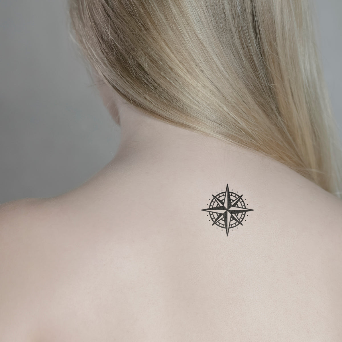 Klassischer Kompass Tattoo von minink, der Marke für temporäre Tattoos.