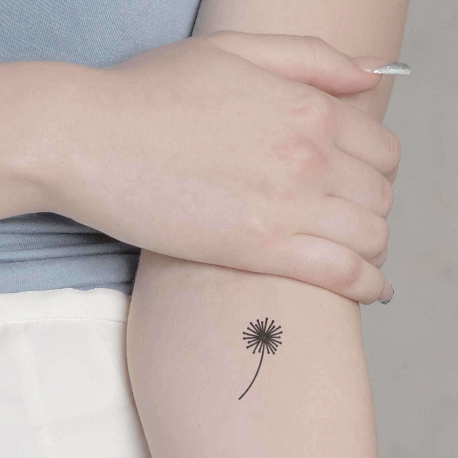 Pusteblume Tattoo von minink, der Marke für temporäre Tattoos.
