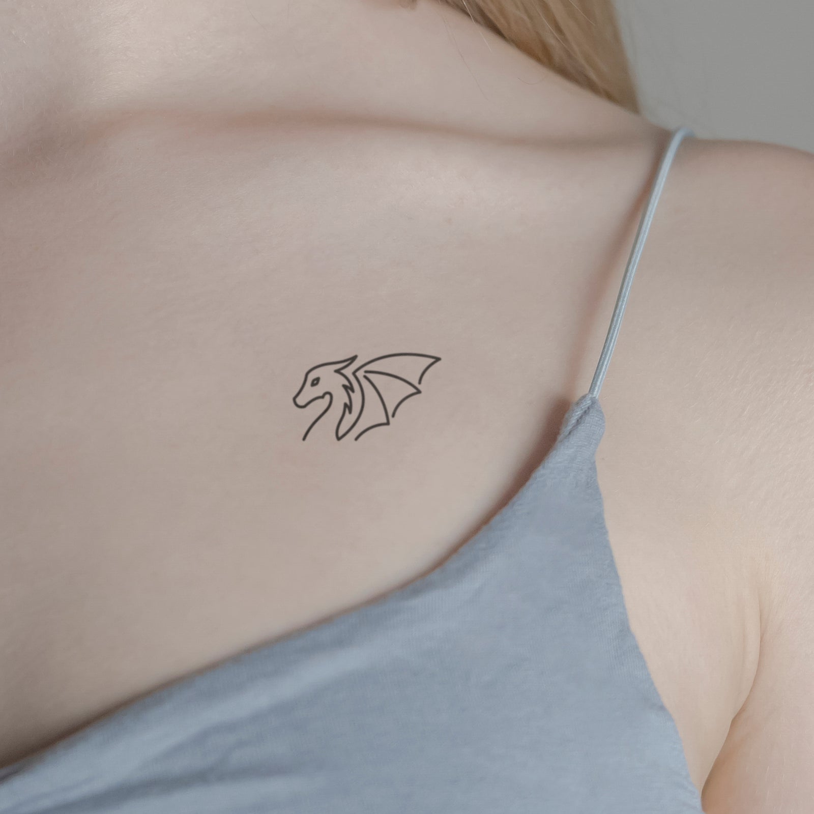 Niedlicher Drache Tattoo von minink, der Marke für temporäre Tattoos.