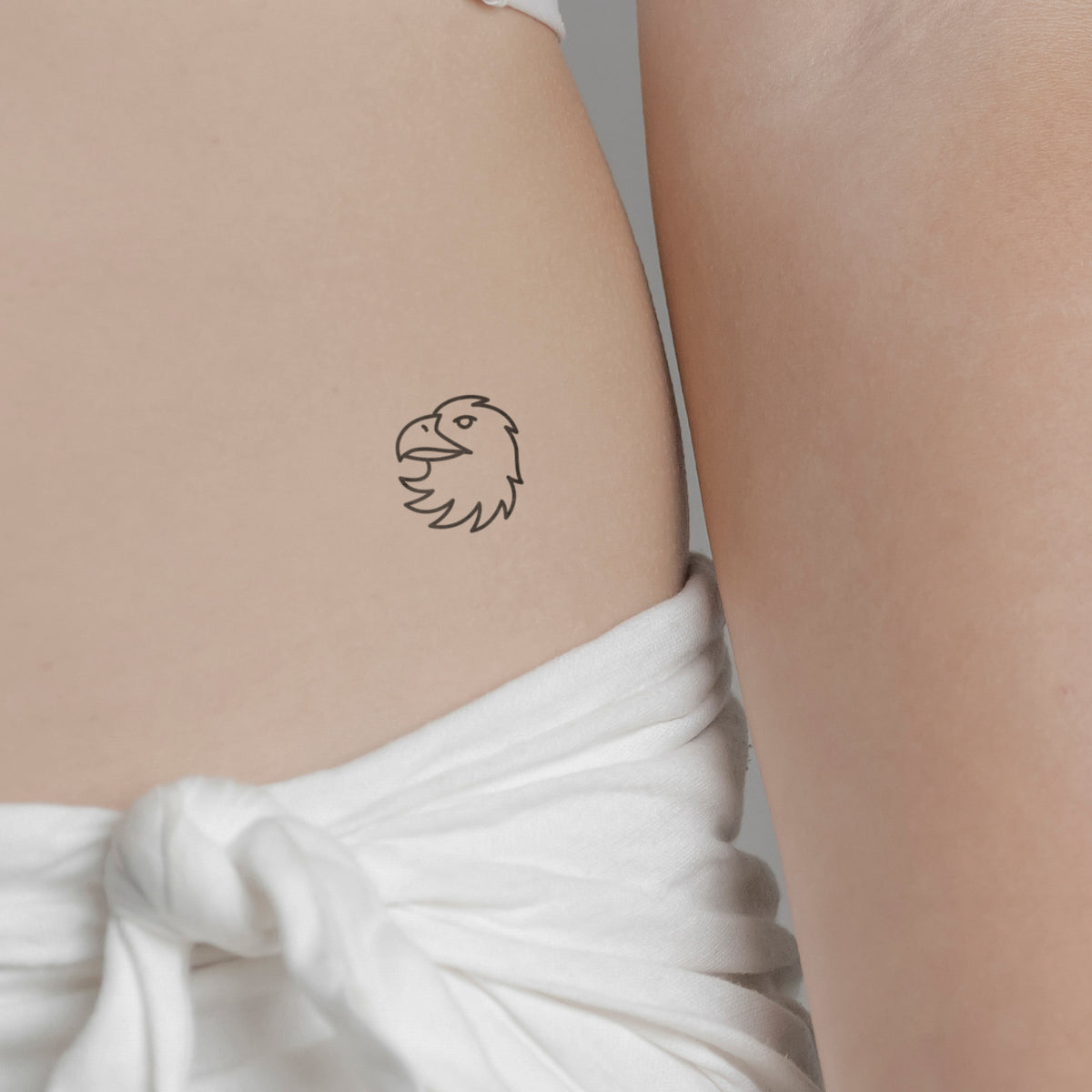 Adlerkopf Tattoo von minink, der Marke für temporäre Tattoos.