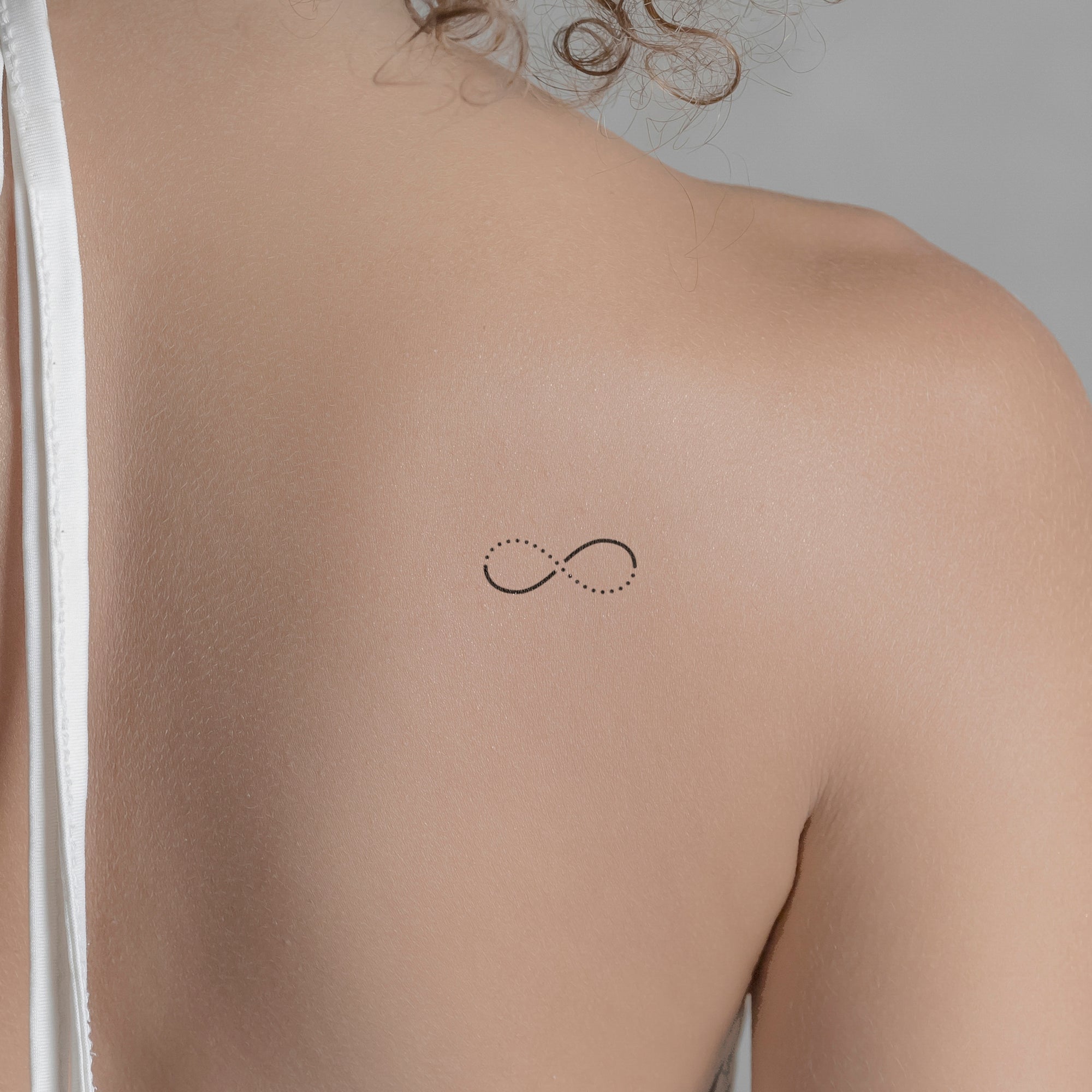 Symbol Unendlichkeit Tattoo von minink, der Marke für temporäre Tattoos.