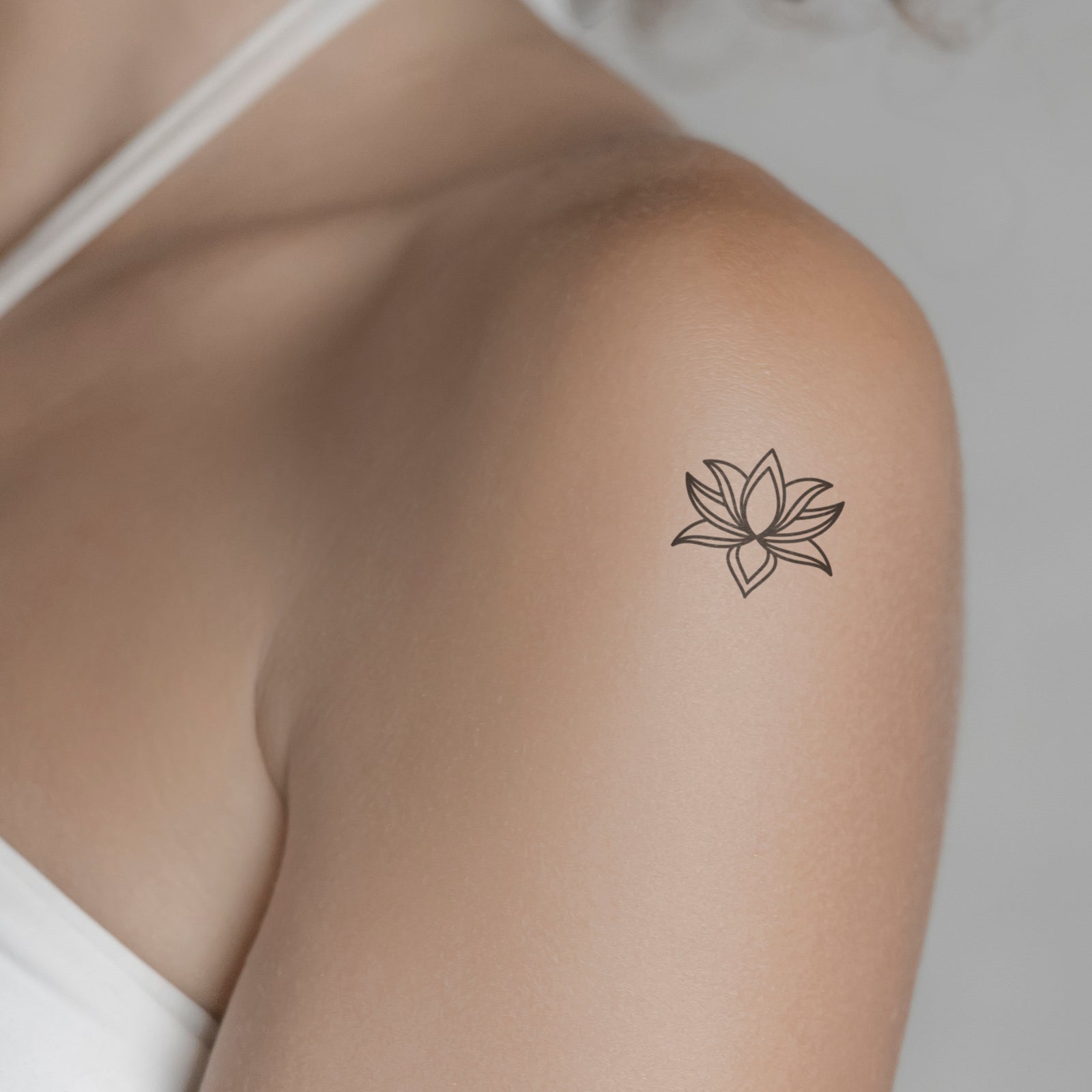 Lotus Kelch Tattoo von minink, der Marke für temporäre Tattoos.