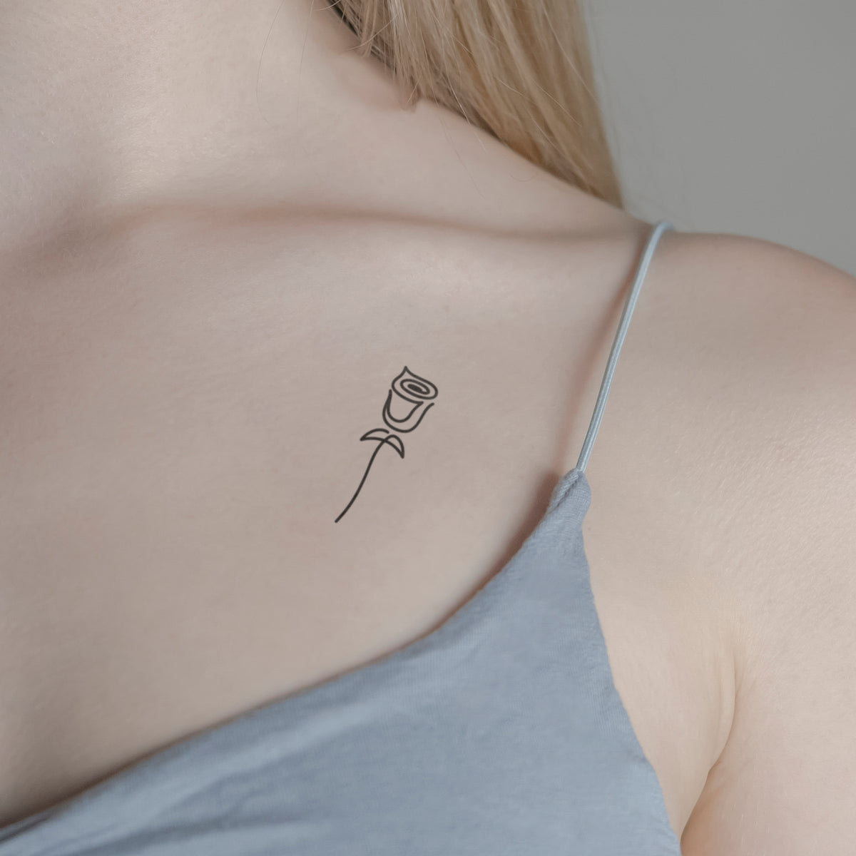 Rose mit Stiel Tattoo von minink, der Marke für temporäre Tattoos.