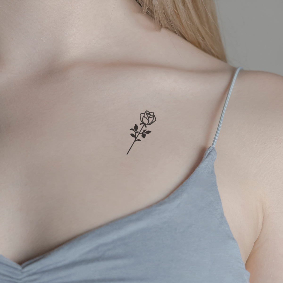 Rose mit Blättern Tattoo von minink, der Marke für temporäre Tattoos.