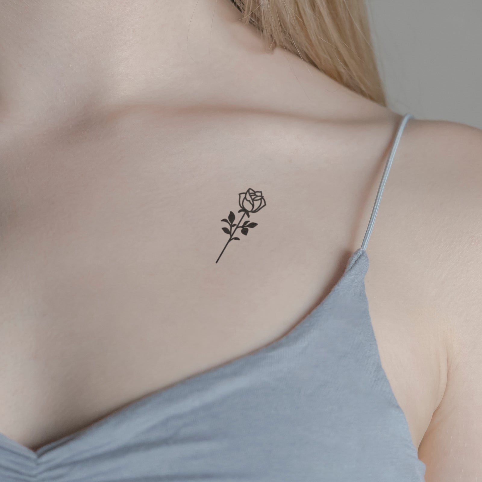 Rose mit Blättern Tattoo von minink, der Marke für temporäre Tattoos.