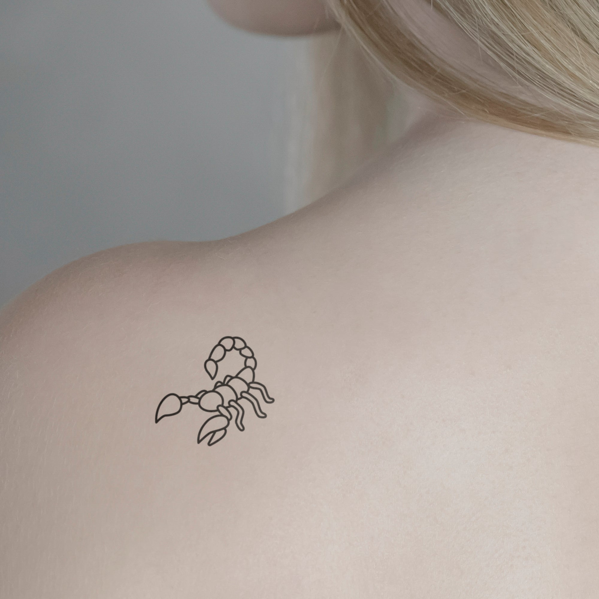 Skorpion Symbol Tattoo von minink, der Marke für temporäre Tattoos.