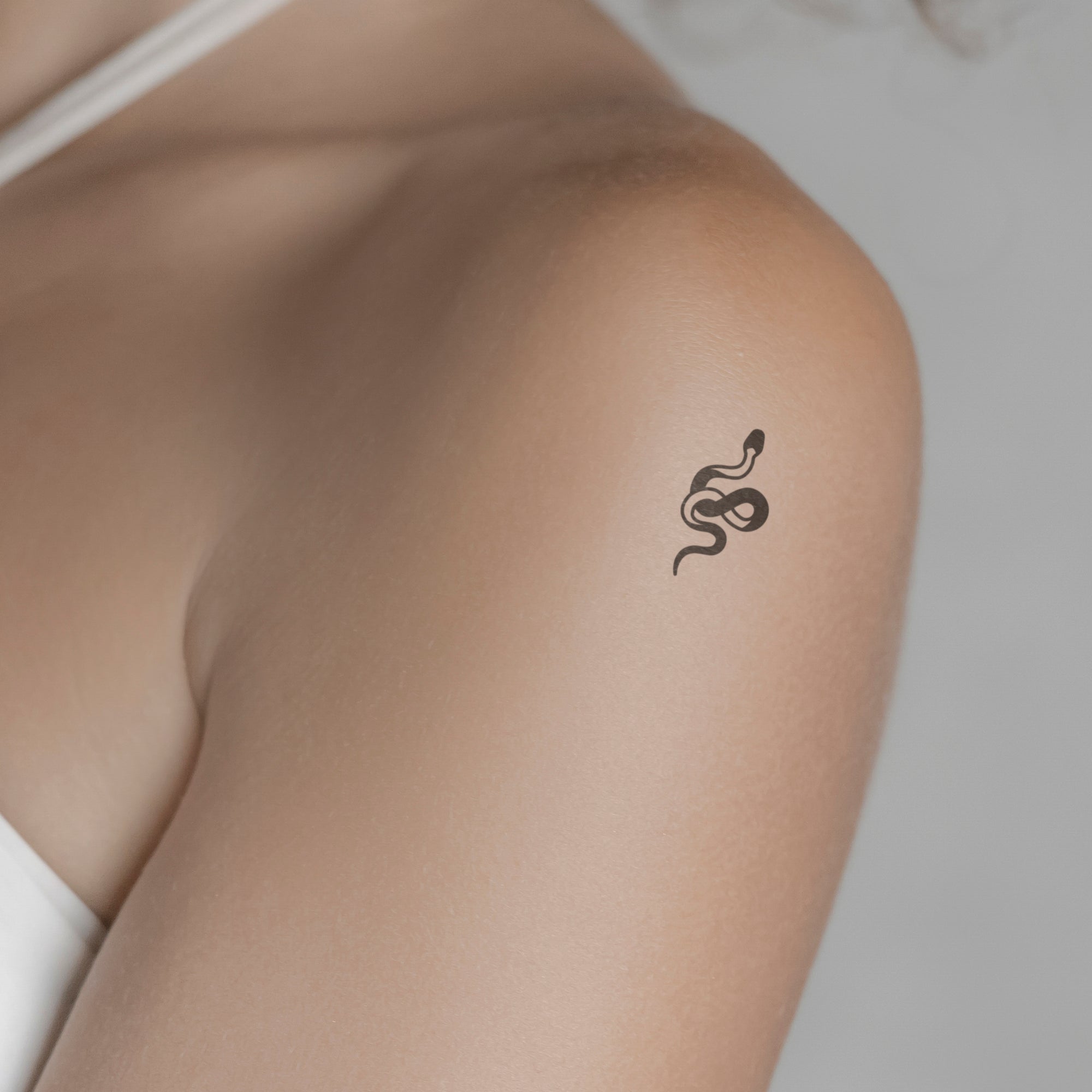 Schlange S&W Tattoo von minink, der Marke für temporäre Tattoos.