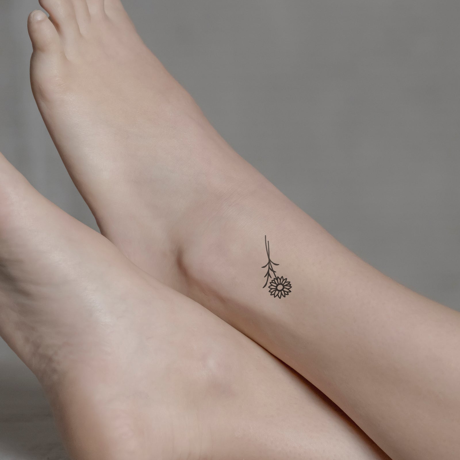 Sonnenblume Tattoo von minink, der Marke für temporäre Tattoos.