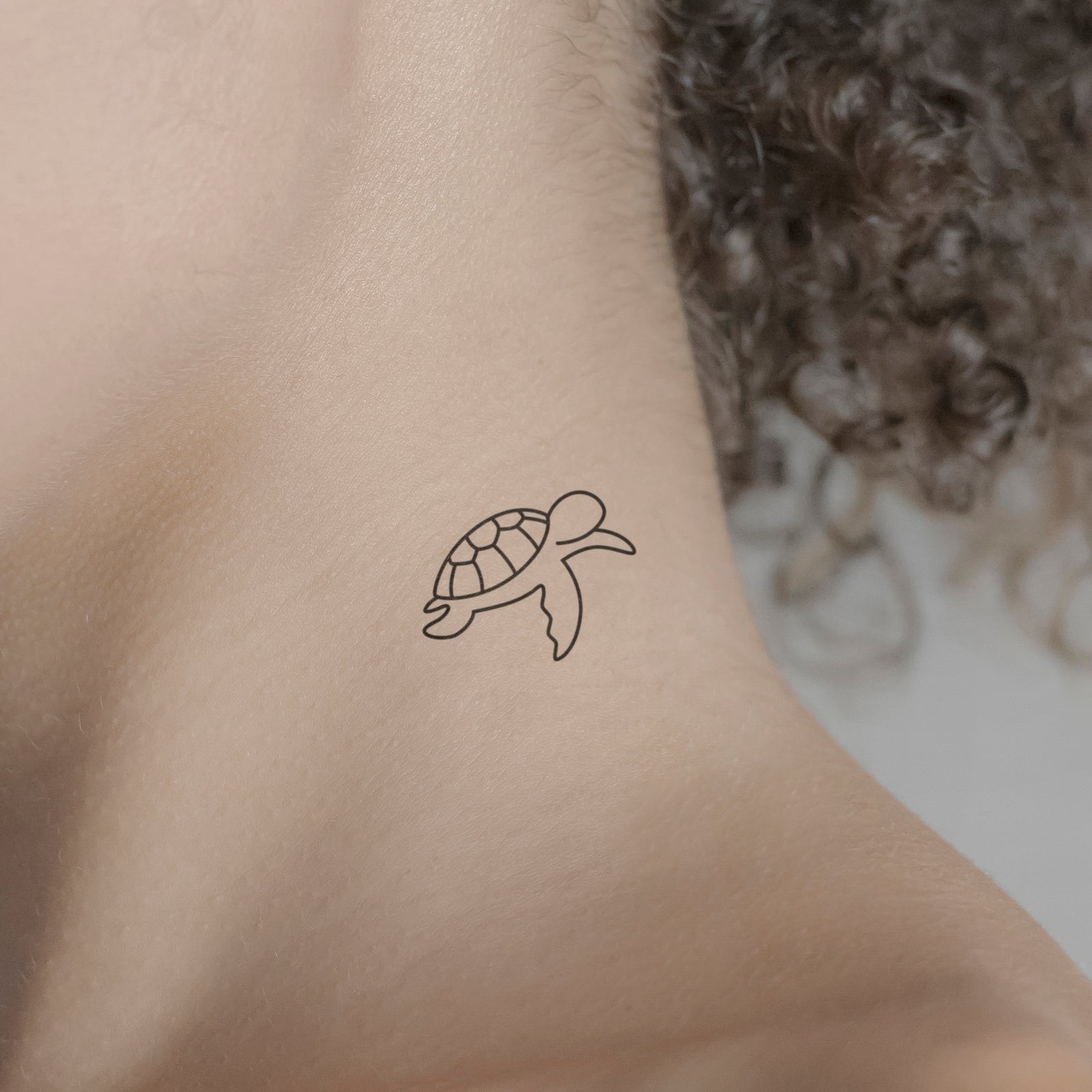 Schwimmende Schildkröte Tattoo von minink, der Marke für temporäre Tattoos.