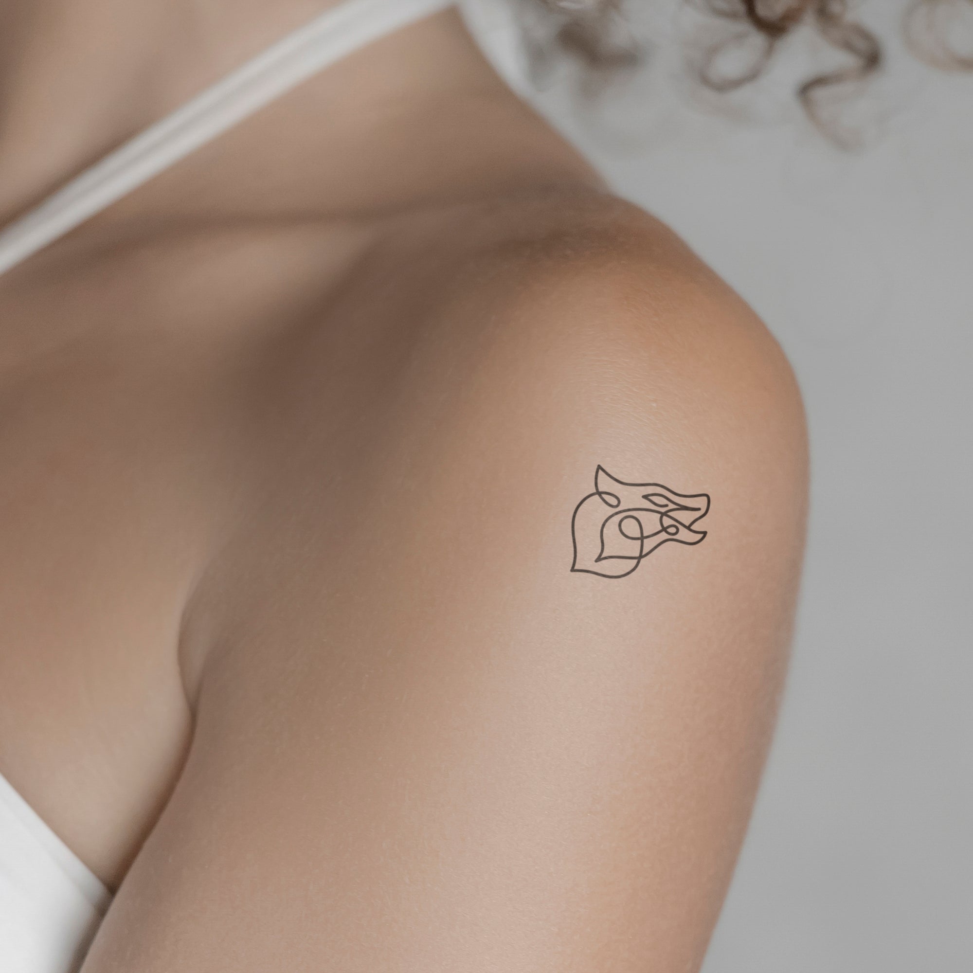 Abstrakter Wolf Tattoo von minink, der Marke für temporäre Tattoos.