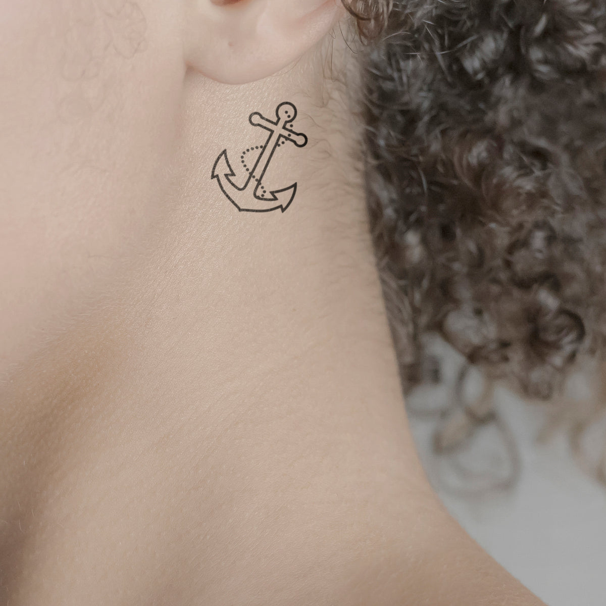 Anker mit Kette Tattoo von minink, der Marke für temporäre Tattoos.