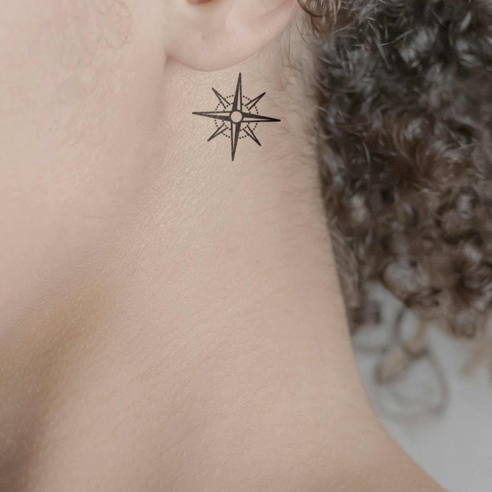 Kompass Stern Tattoo von minink, der Marke für temporäre Tattoos.