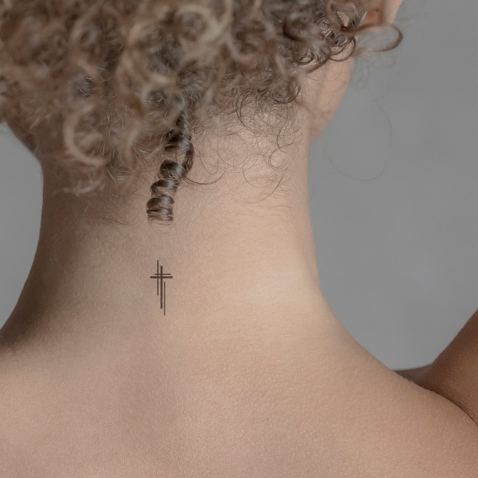 Künstlerisches Kreuz Tattoo von minink, der Marke für temporäre Tattoos.