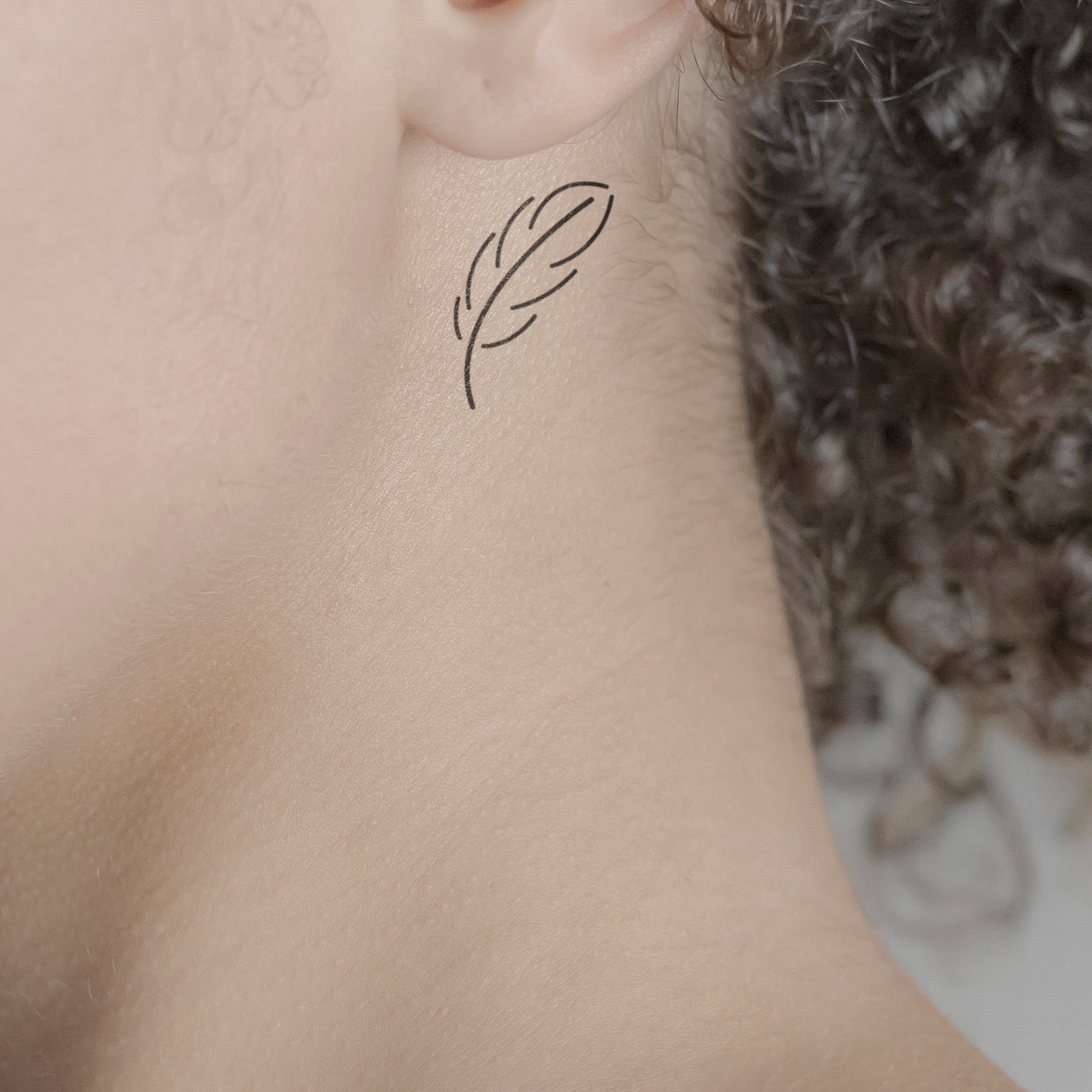 Fineline Tattoo Feder von minink, der Marke für temporäre Tattoos.