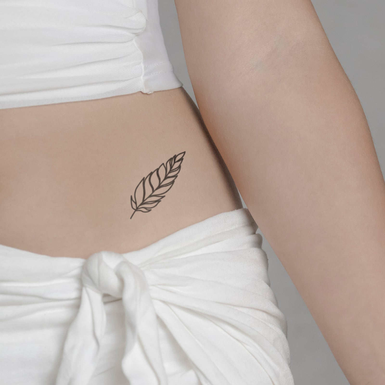 Feder Tattoo - Symbolik, Bedeutung und Design Ideen - ZENIDEEN | Feather  tattoo colour, Watercolor tattoo feather, Feather tattoos