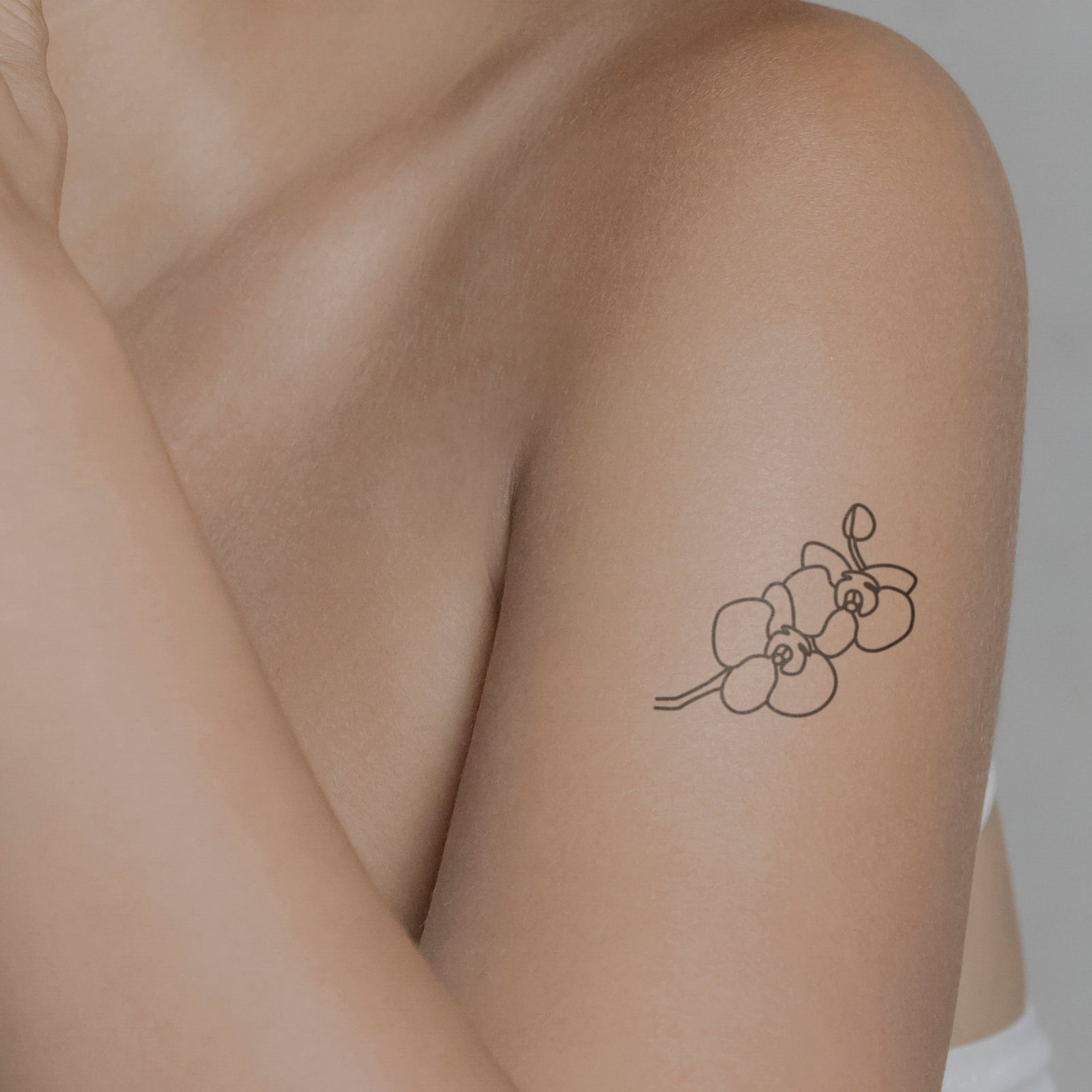 Zwei Orchideen Tattoo von minink, der Marke für temporäre Tattoos.