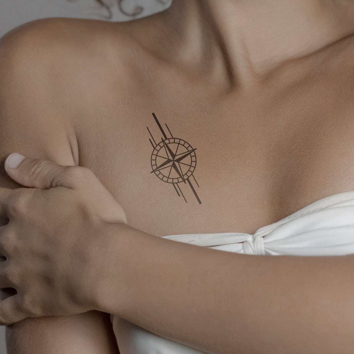 Kompass mit Linien Tattoo von minink, der Marke für temporäre Tattoos.
