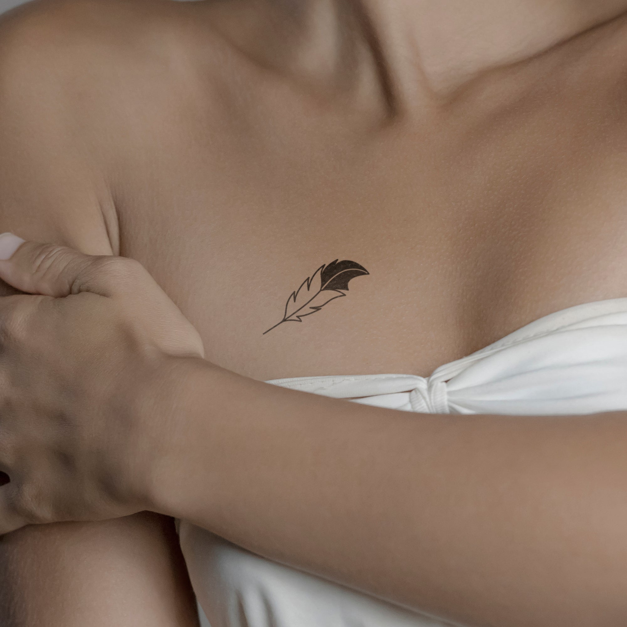 Feder S&W Tattoo von minink, der Marke für temporäre Tattoos.