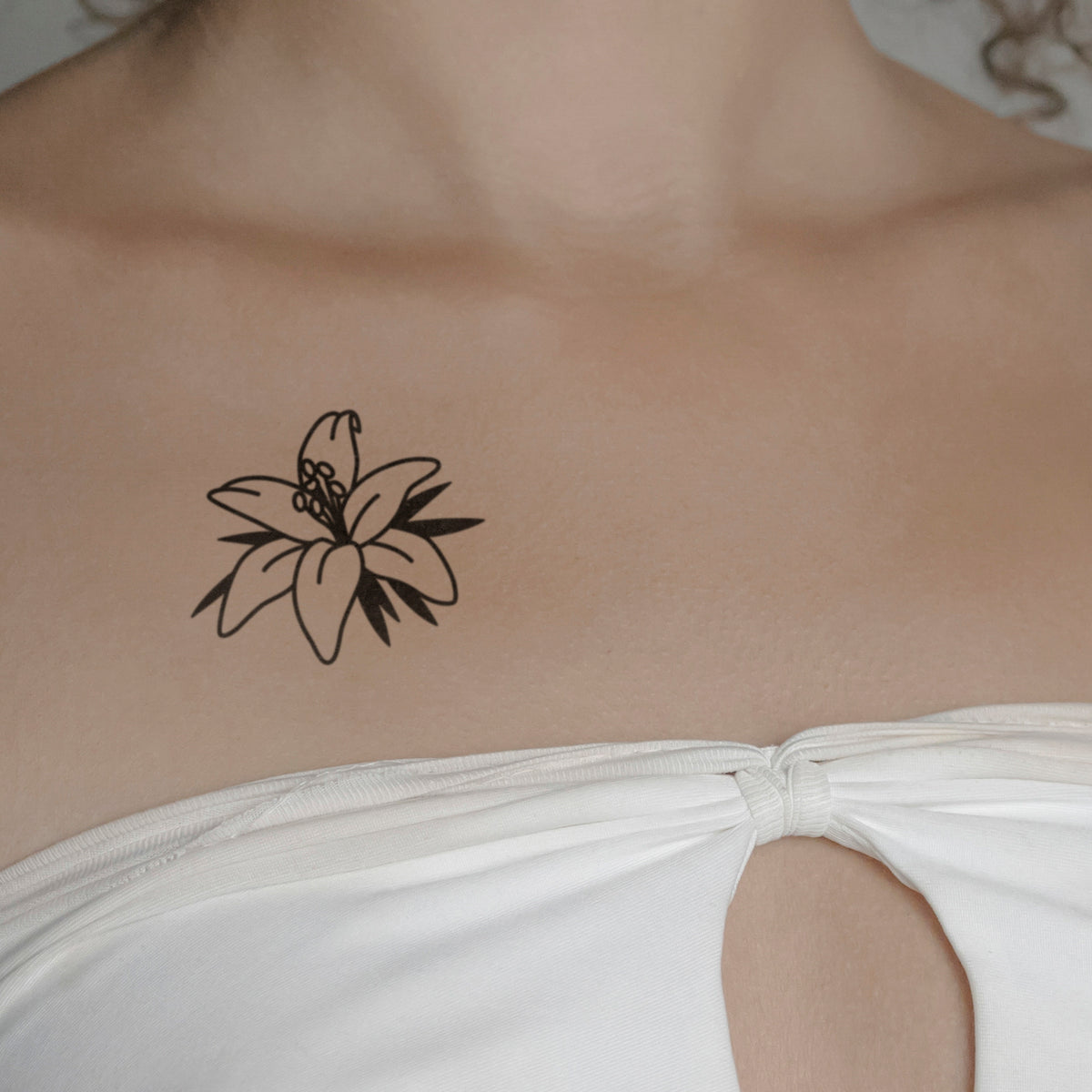 Lilie schwarzweiss Tattoo von minink, der Marke für temporäre Tattoos.
