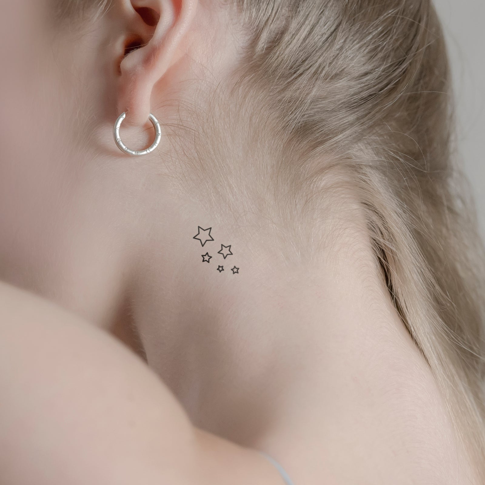Fünf Sterne Tattoo von minink, der Marke für temporäre Tattoos.