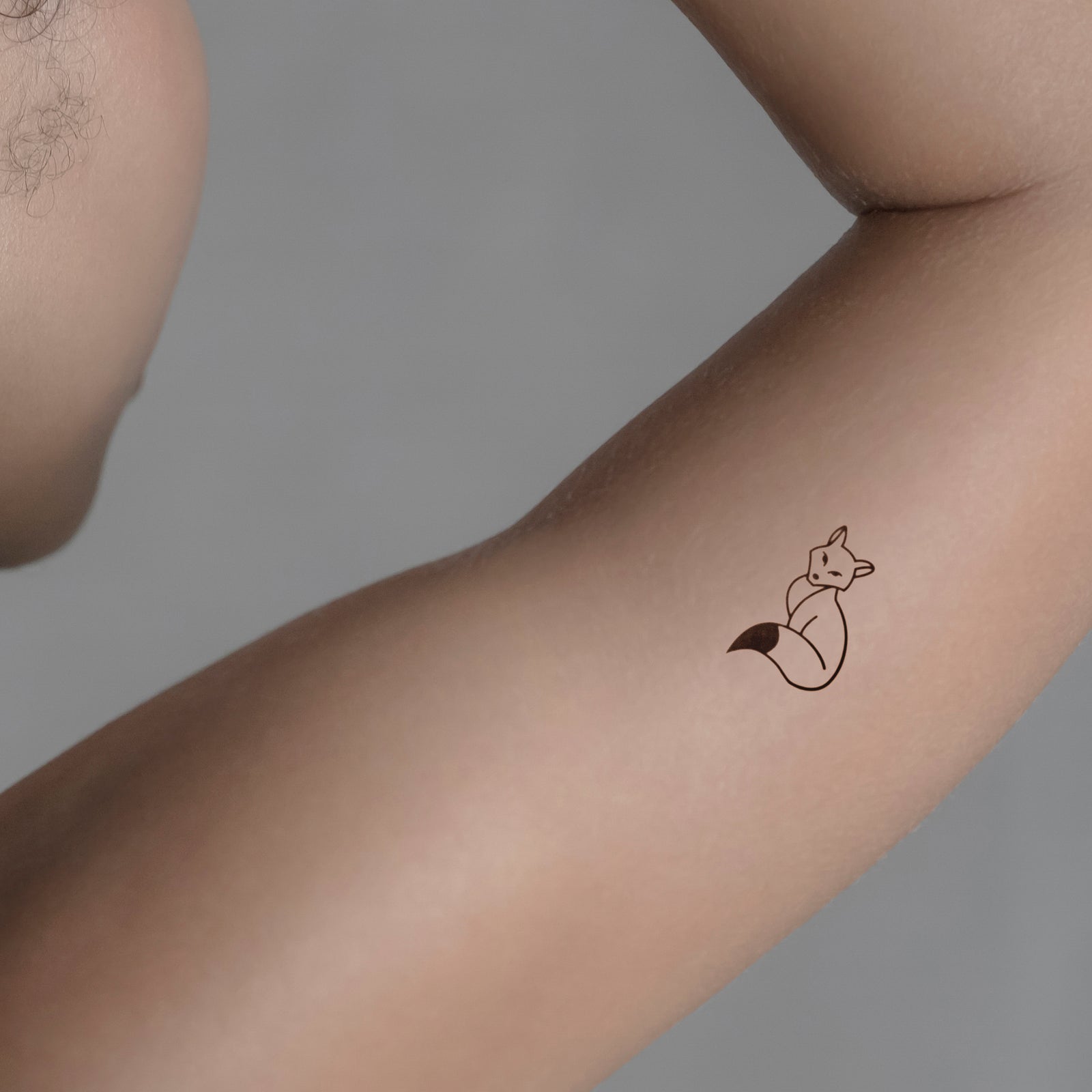 Fuchs mit scharzer Schwanzspitze Tattoo von minink, der Marke für temporäre Tattoos.