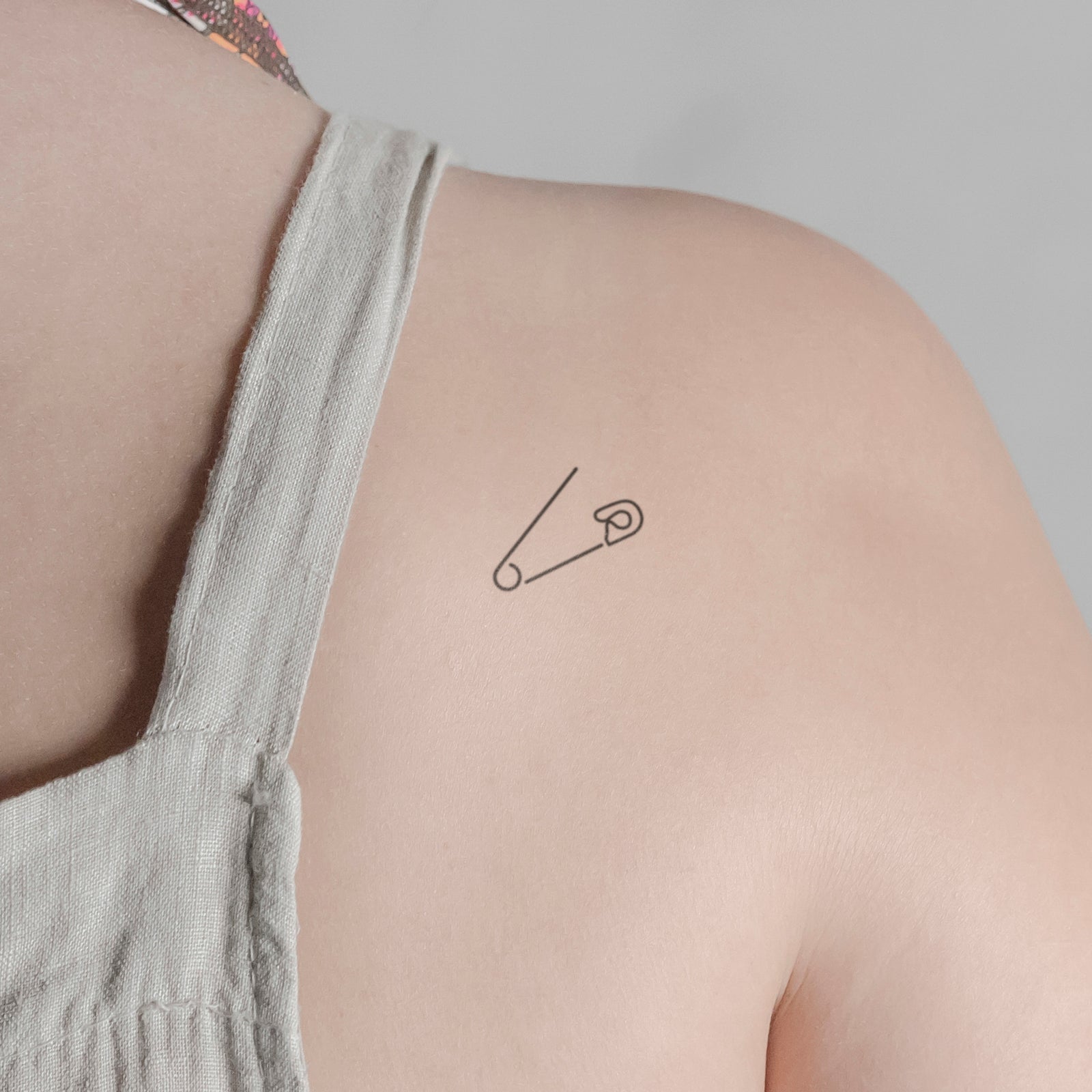 Offene Sicherheitsnadel Tattoo von minink, der Marke für temporäre Tattoos.