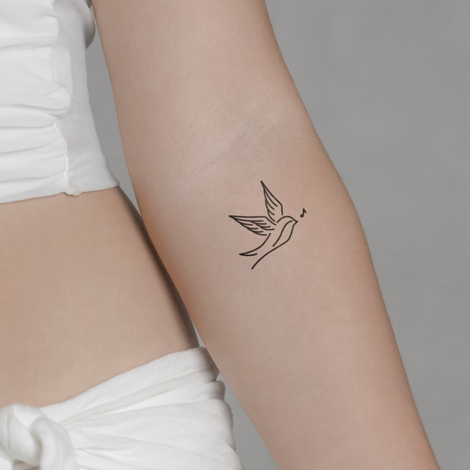 Singender Vogel Tattoo von minink, der Marke für temporäre Tattoos.