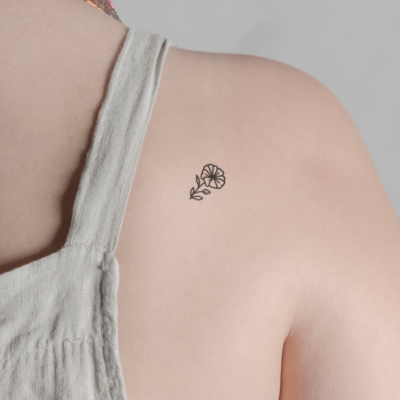 Blume Tattoo von minink, der Marke für temporäre Tattoos.