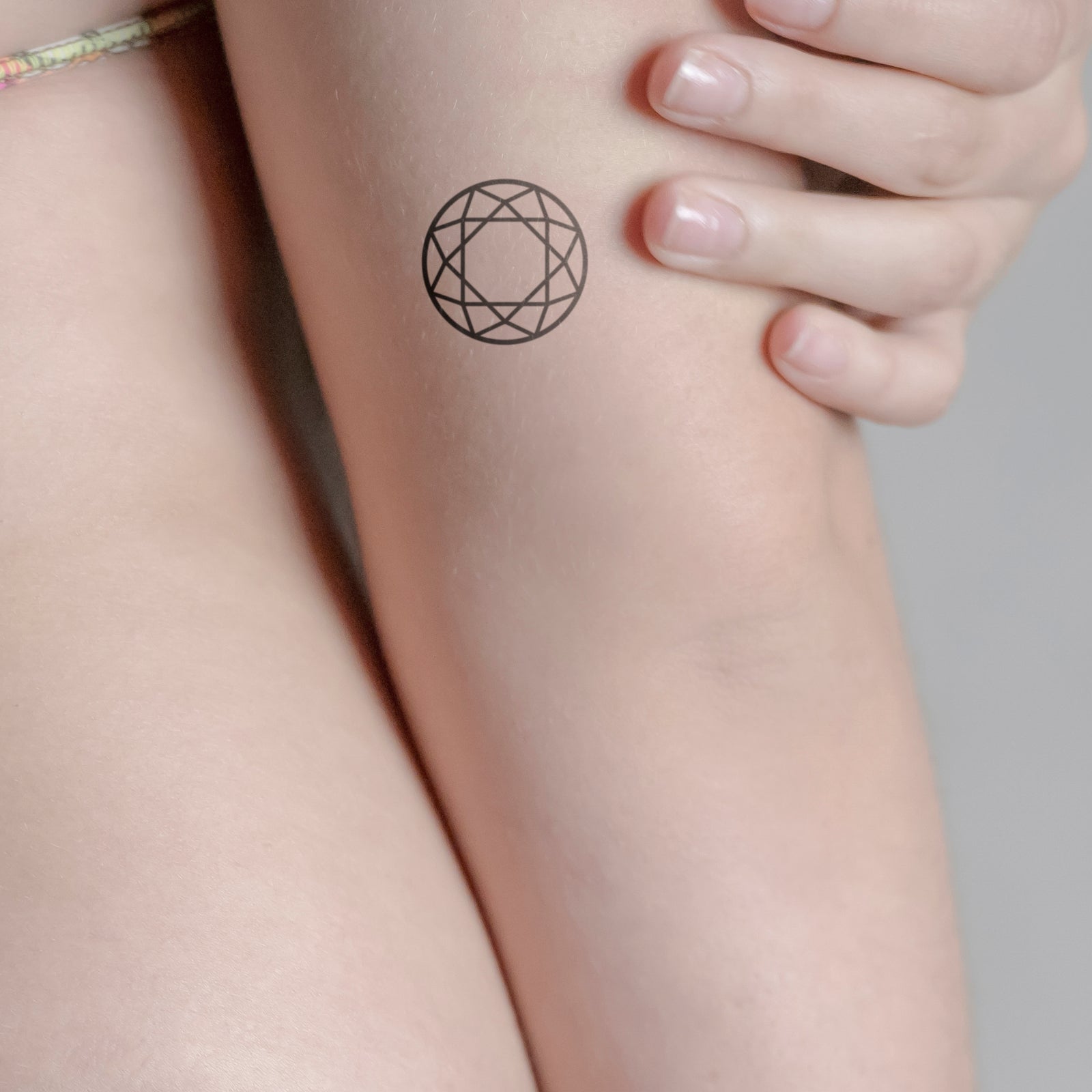 Runder Diamant Tattoo von minink, der Marke für temporäre Tattoos.