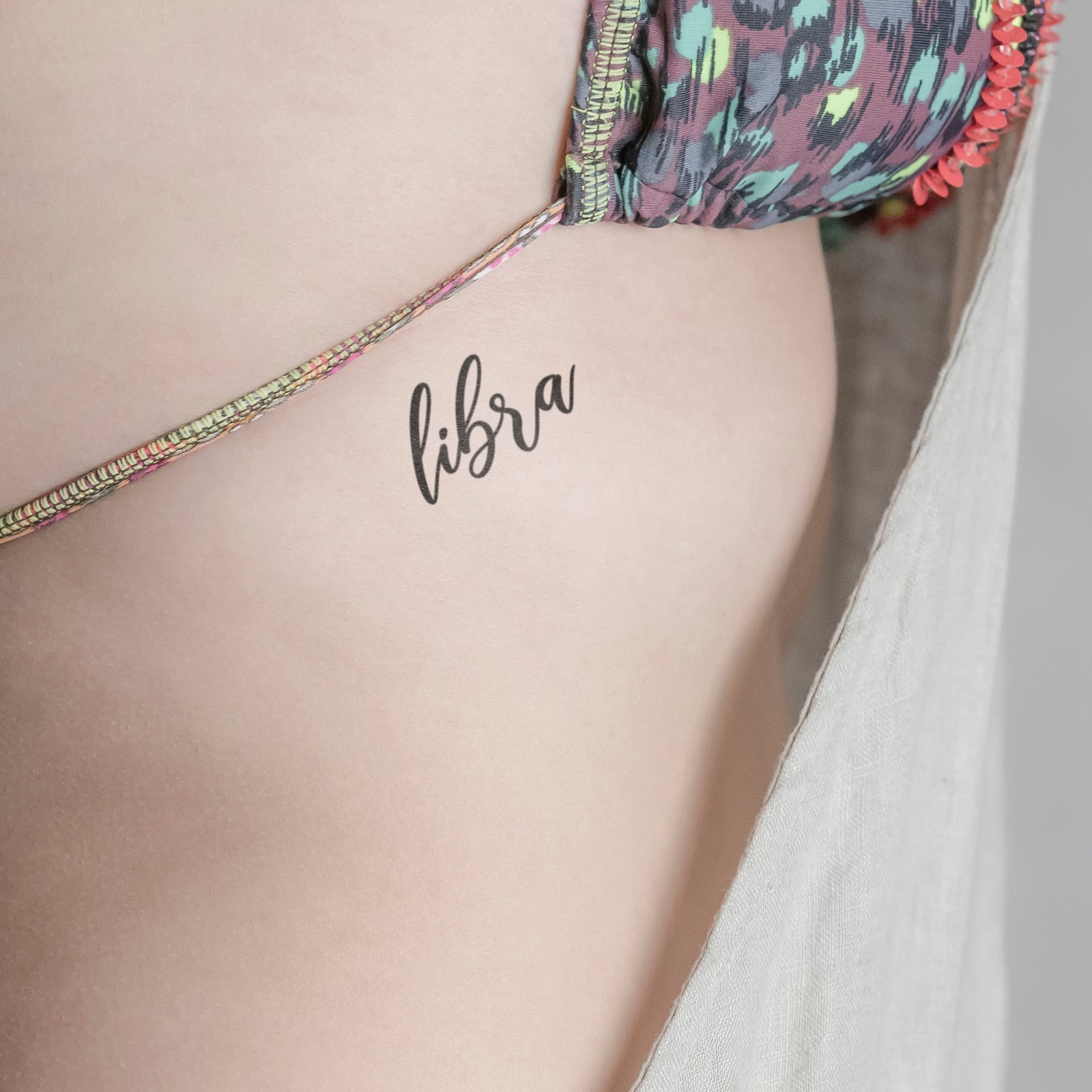 libra Tattoo von minink, der Marke für temporäre Tattoos.