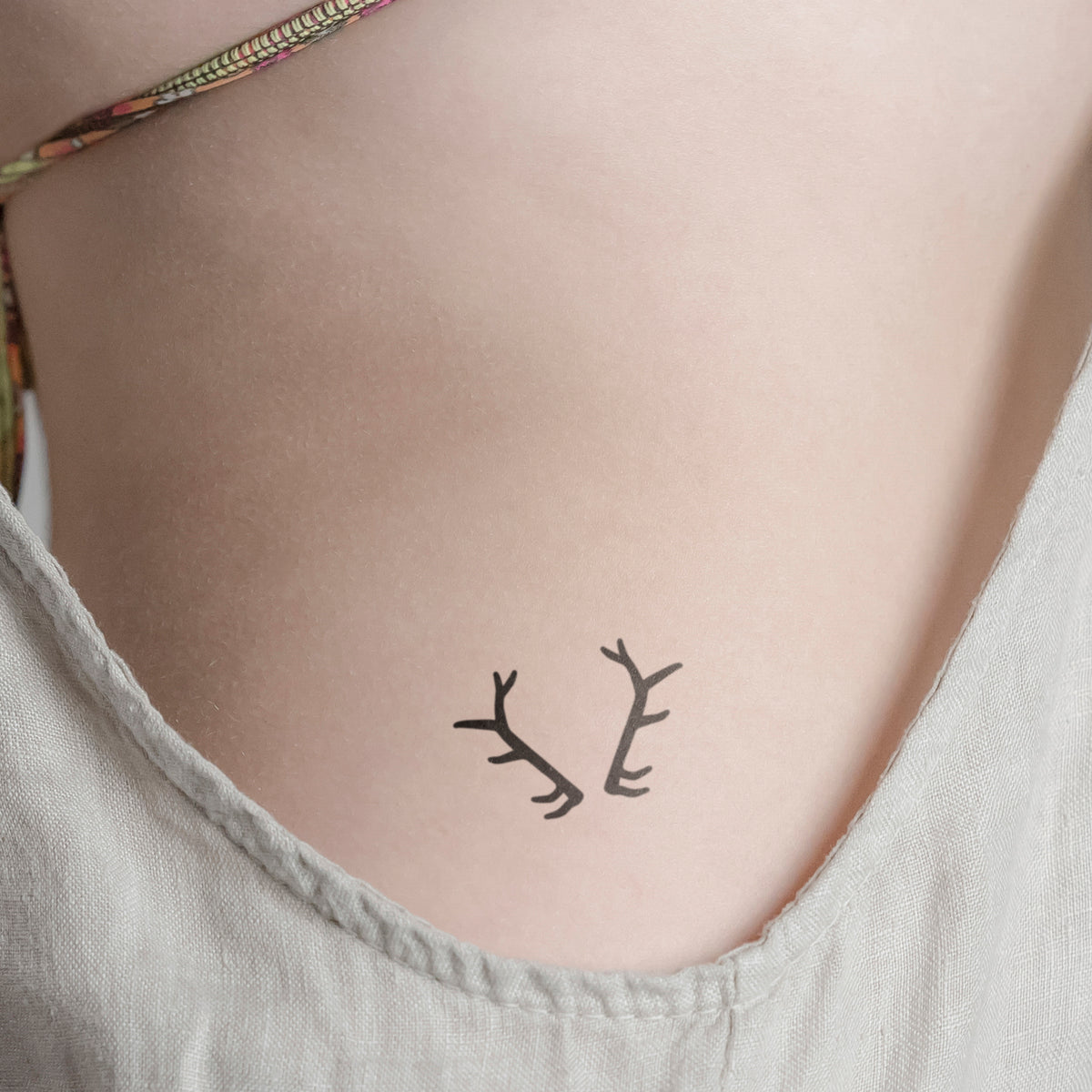 Grosses Geweih Tattoo von minink, der Marke für temporäre Tattoos.