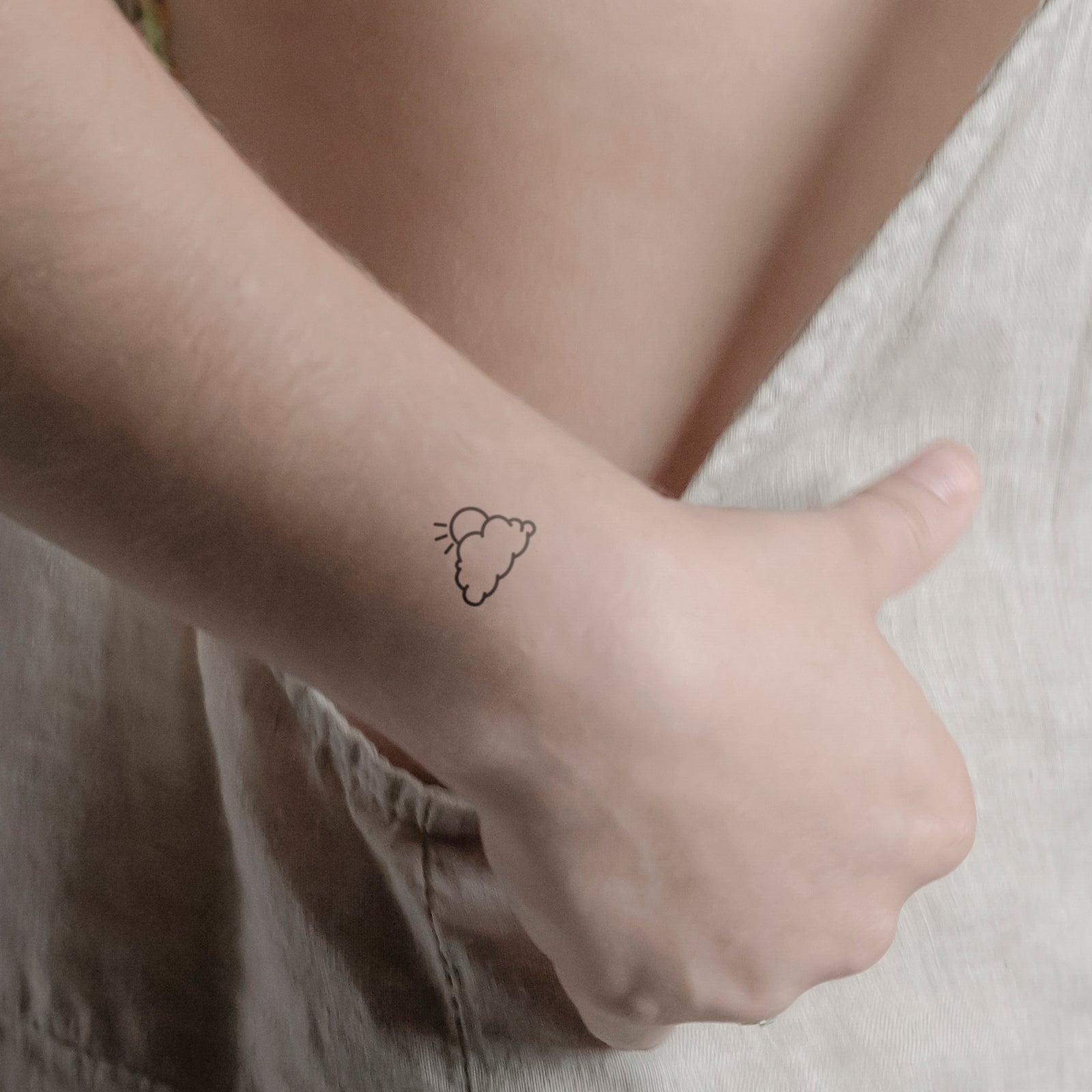 Wolke und Sonne Tattoo von minink, der Marke für temporäre Tattoos.