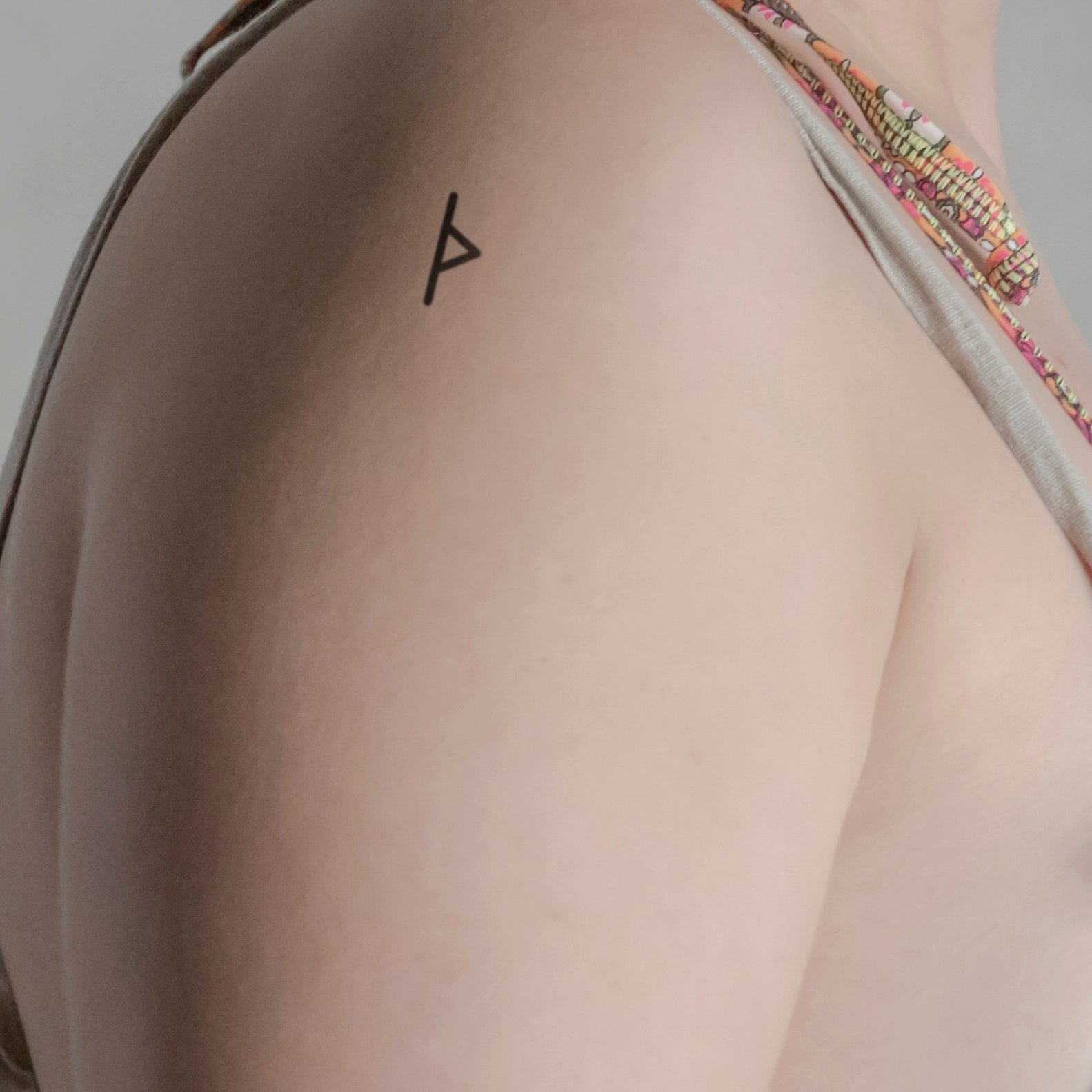 Runenzeichen Gefahr Tattoo von minink, der Marke für temporäre Tattoos.