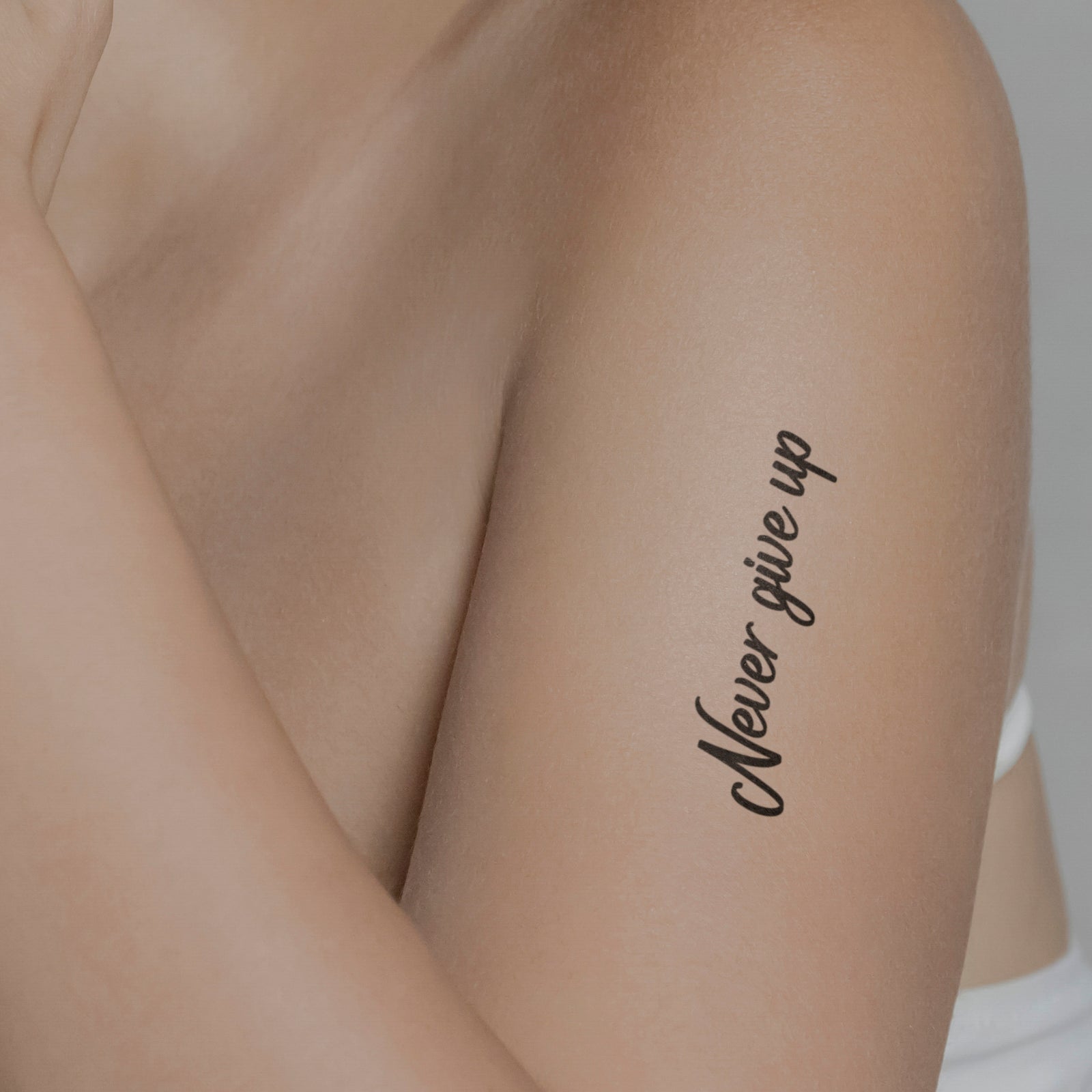 Never give up Tattoo von minink, der Marke für temporäre Tattoos.