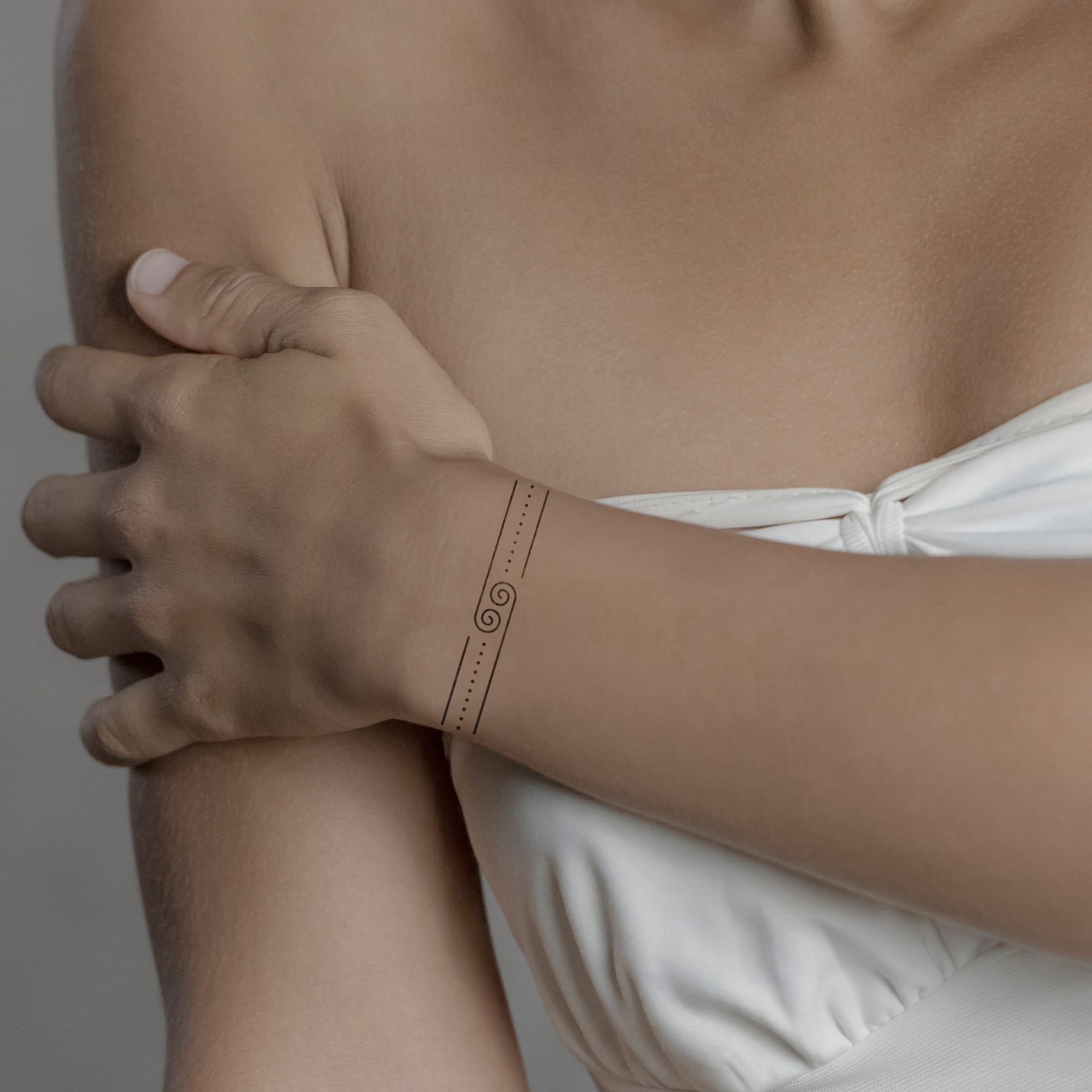 Abstrakte Linien Tattoo von minink, der Marke für temporäre Tattoos.