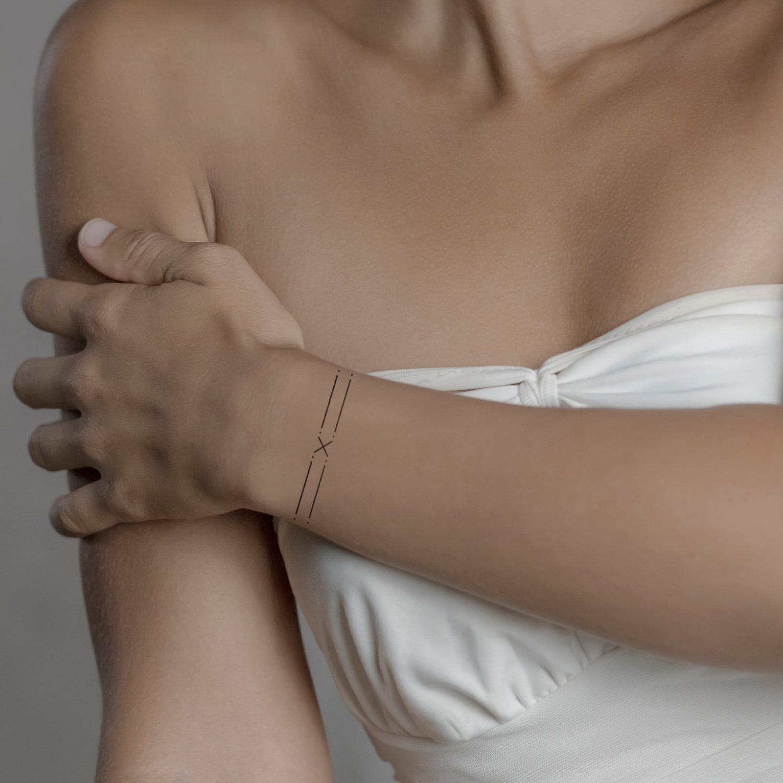 Minimalismus Tattoo von minink, der Marke für temporäre Tattoos.