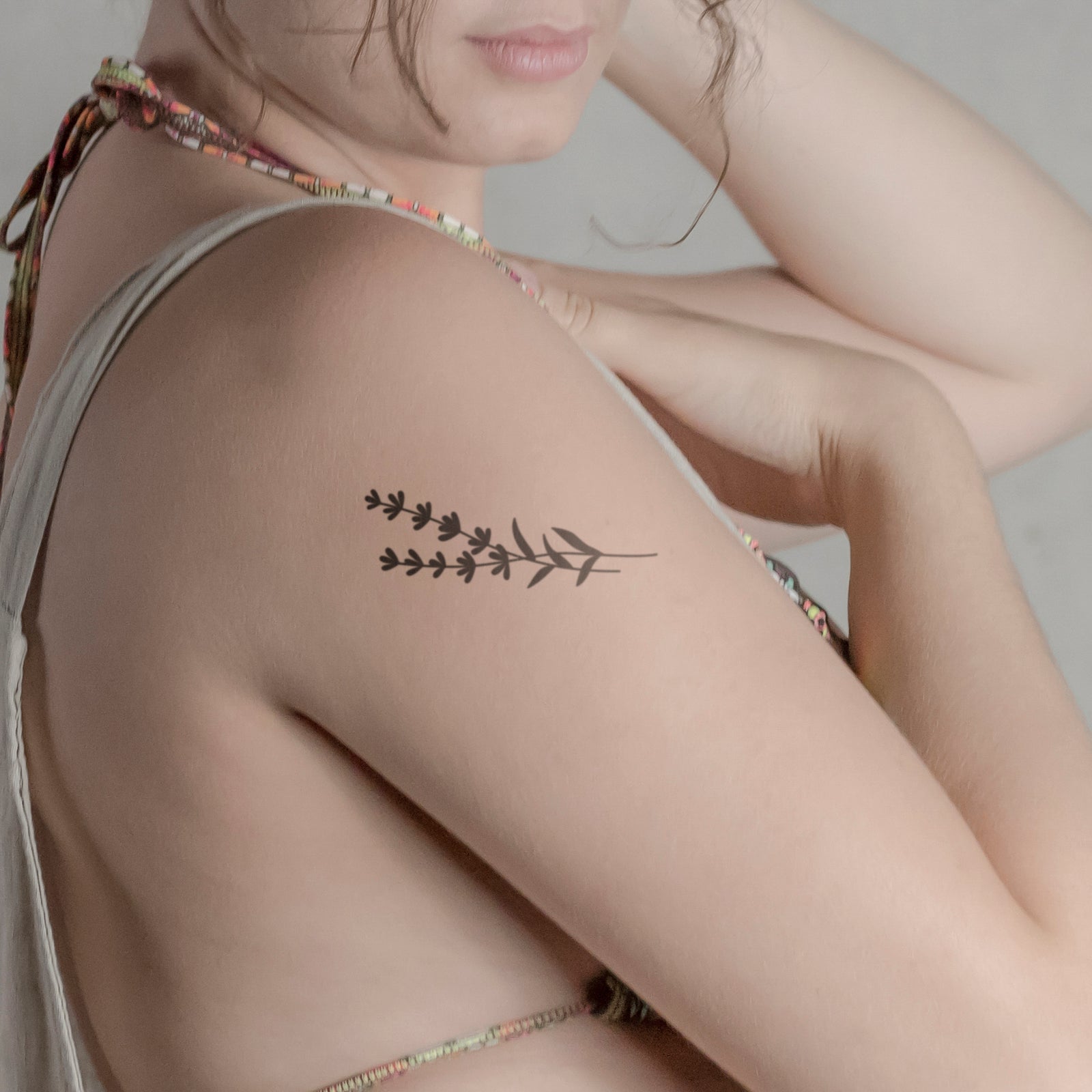 Lavendelblumen Tattoo von minink, der Marke für temporäre Tattoos.